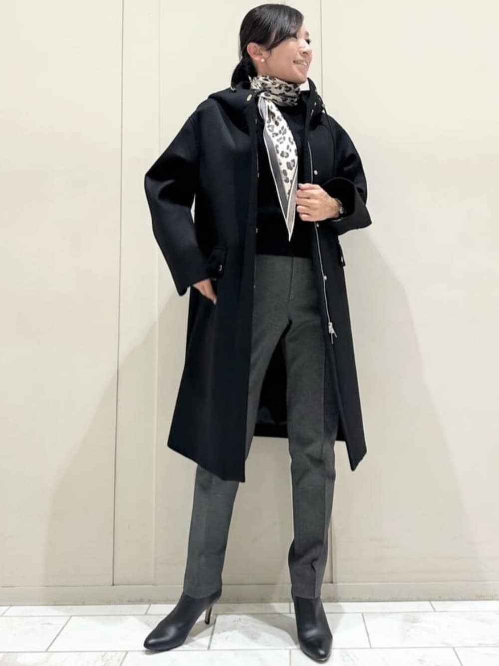 「MACKINTOSH LONDON、マッキントッシュロンドン、ブルベ冬、骨格ナチュラル、スタッフコーデ」｜「MACKINTOSH LONDONのウールラメリブカーディガン（カーディガン/ボレロ、ブラック系）」を使った、orie.tさん（レディース・163cm）の冬コーディネートの1枚目の写真