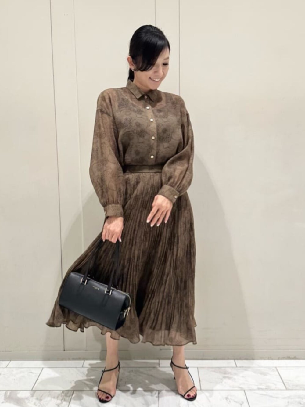 「MACKINTOSH LONDON、マッキントッシュロンドン、大人コーデ、花柄、BIBURYFLOWER、バイブリーフラワー」｜「MACKINTOSH LONDONの【BIBURY FLOWER】ラインバイブリーブラウス（シャツ/ブラウス、ベージュ系）」を使った、orie.tさん（レディース・163cm）の秋コーディネートの1枚目の写真
