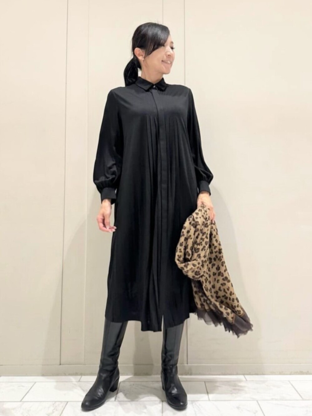 「MACKINTOSH LONDON、マッキントッシュロンドン、スタッフコーディネート、骨格ナチュラル、ブルベ冬、シャツワンピ、プリーツスカート、レオパード」｜「MACKINTOSH LONDONのジャージプリーツワンピース（ワンピース、ブラック系）」を使った、orie.tさん（レディース・163cm）の秋コーディネートの1枚目の写真