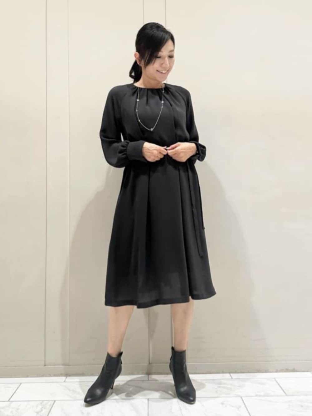 「MACKINTOSH LONDON、マッキントッシュロンドン、mackintoshlondon、大人コーデ、スタッフコーディネート、シンプルスタイル、モノトーン」｜「MACKINTOSH LONDONのポリエステルジョーゼットワンピース（ワンピース、グレー系）」を使った、orie.tさん（レディース・163cm）の秋コーディネートの1枚目の写真