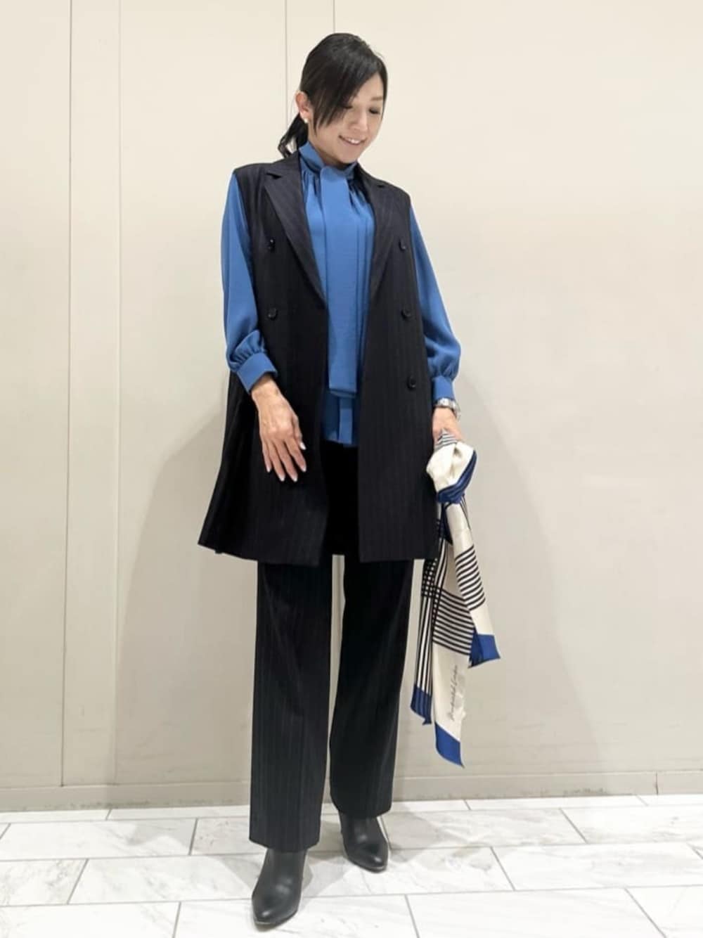「スタッフコーディネート、MACKINTOSH LONDON、マッキントッシュロンドン、大人コーデ、骨格ナチュラル、ブルベ冬、ジレ」｜「MACKINTOSH LONDONのポリエステルジョーゼットブラウス（シャツ/ブラウス、ブルー系）」を使った、orie.tさん（レディース・163cm）の秋コーディネートの1枚目の写真