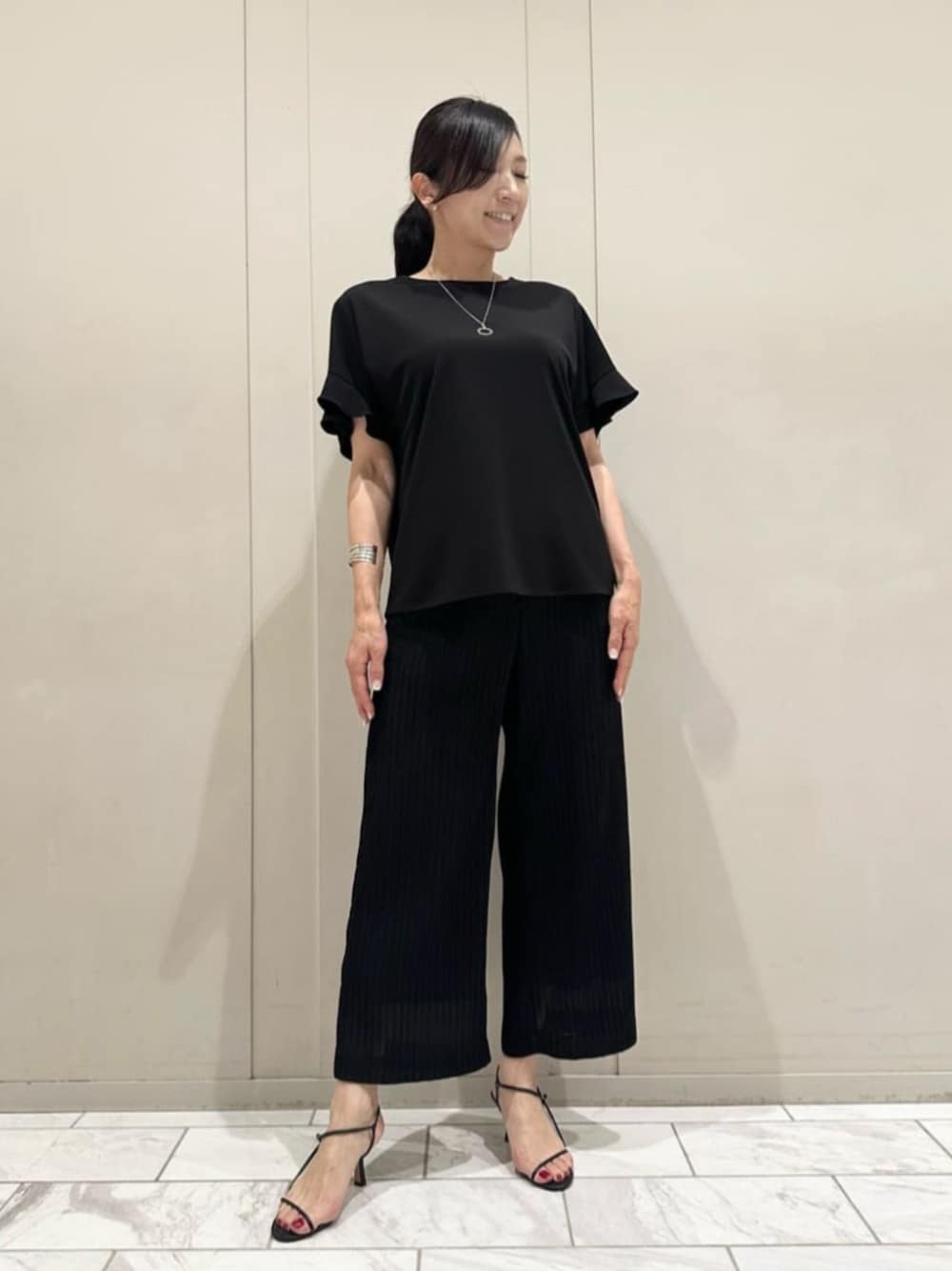 「MACKINTOSH LONDON、mackintoshlondon、マッキントッシュロンドン、大人コーデ、ワントーンコーデ、ワントーン、ワントーンスタイル、パンツスタイル、パンツコーデ」｜「MACKINTOSH LONDONのキュービックジルコニアリングネックレス（ネックレス、シルバー系）」を使った、orie.tさん（レディース・163cm）の夏コーディネートの1枚目の写真