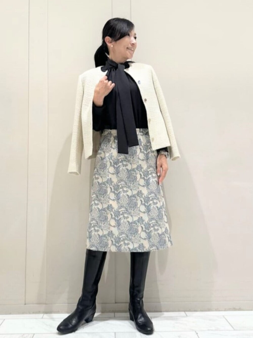 「MACKINTOSH LONDON、マッキントッシュロンドン、スタッフコーディネート、骨格ナチュラル、ブルベ冬、ジャケット、ツイード、ツイードジャケット」｜「MACKINTOSH LONDONのポリエステルジョーゼットブラウス（シャツ/ブラウス、グレー系）」を使った、orie.tさん（レディース・163cm）の秋コーディネートの1枚目の写真