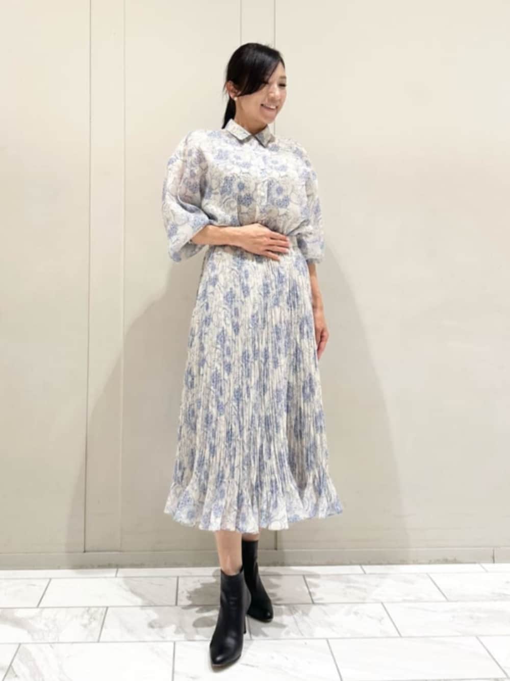 「MACKINTOSH LONDON、マッキントッシュロンドン、大人コーデ、バイブリーフラワー、骨格ナチュラル、ブルベ冬」｜「MACKINTOSH LONDONの【BIBURY FLOWER】ラインバイブリーブラウス（シャツ/ブラウス、ブルー系）」を使った、orie.tさん（レディース・163cm）の秋コーディネートの1枚目の写真