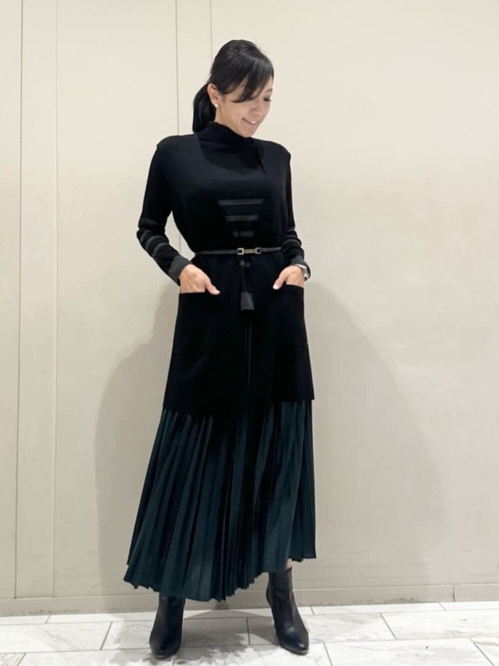 「MACKINTOSH LONDON、マッキントッシュロンドン、大人コーデ、ジレ、プリーツスカート、ブーツ、スタッフコーディネート」｜「MACKINTOSH LONDONのレザーアジャストベルト（ベルト、ブラック系）」を使った、orie.tさん（レディース・163cm）の秋コーディネートの1枚目の写真