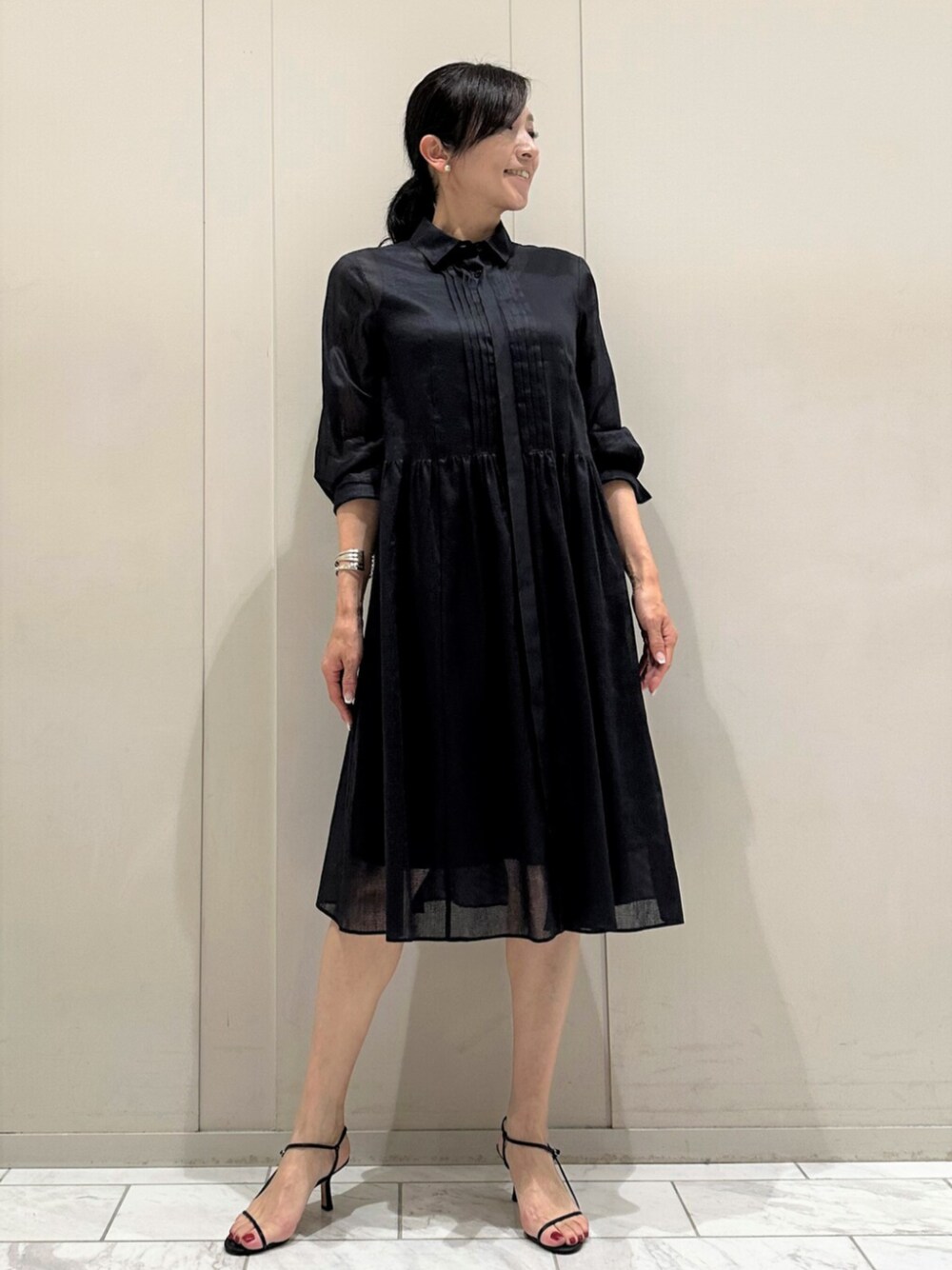 「MACKINTOSH LONDON、mackintoshlondon、マッキントッシュロンドン、大人コーデ、ワンピース、ワンピーススタイル、ワンピース 」｜「MACKINTOSH LONDONのメタルバングル（バングル/リストバンド、シルバー系）」を使った、orie.tさん（レディース・163cm）の夏コーディネートの1枚目の写真