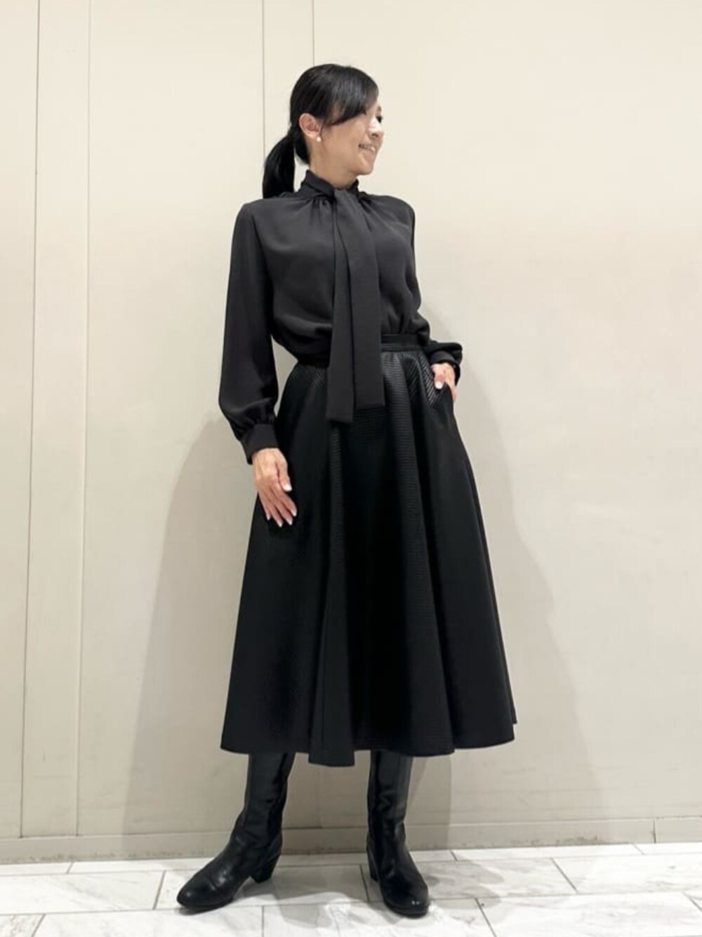 「MACKINTOSH LONDON、マッキントッシュロンドン、大人コーデ、スタッフコーディネート、ボウタイブラウス、ジャカード、ブーツ、骨格ナチュラル、ブルベ冬」｜「MACKINTOSH LONDONのポリエステルジョーゼットブラウス（シャツ/ブラウス、グレー系）」を使った、orie.tさん（レディース・163cm）の秋コーディネートの1枚目の写真