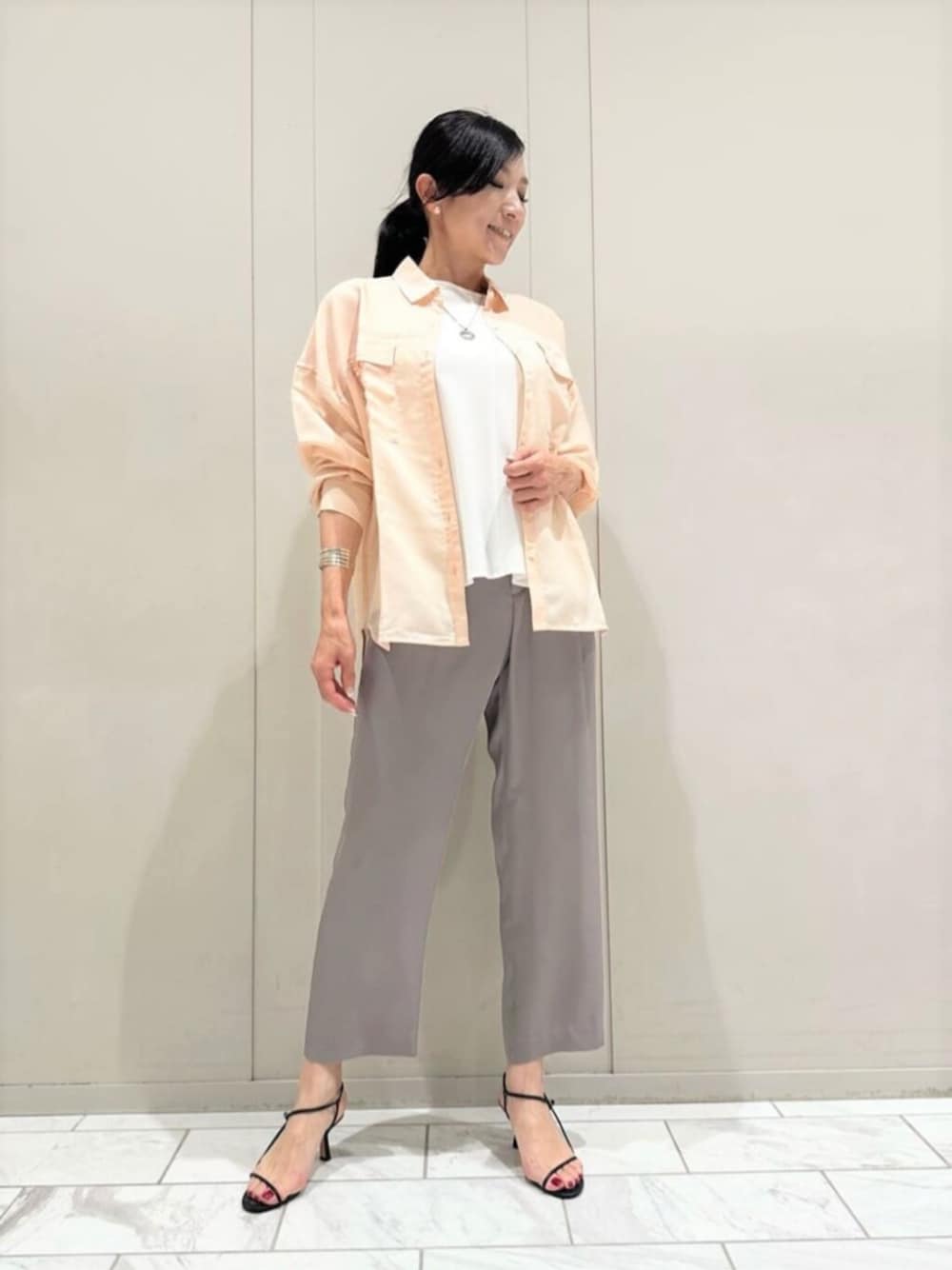 「シフォン、シフォンブラウス、MACKINTOSH LONDON、マッキントッシュロンドン、MACKINTOSHLONDON、大人コーデ」｜「MACKINTOSH LONDONのメタルバングル（バングル/リストバンド、シルバー系）」を使った、orie.tさん（レディース・163cm）の夏コーディネートの1枚目の写真