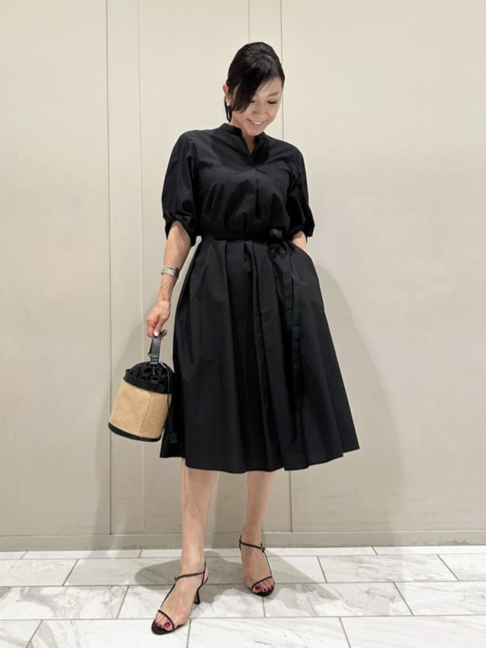 「MACKINTOSH LONDON、mackintoshlondon、マッキントッシュロンドン、ワンピース、ワンピース 、ウォッシャブル」｜「MACKINTOSH LONDONのメタルバングル（バングル/リストバンド、シルバー系）」を使った、orie.tさん（レディース・163cm）の夏コーディネートの1枚目の写真