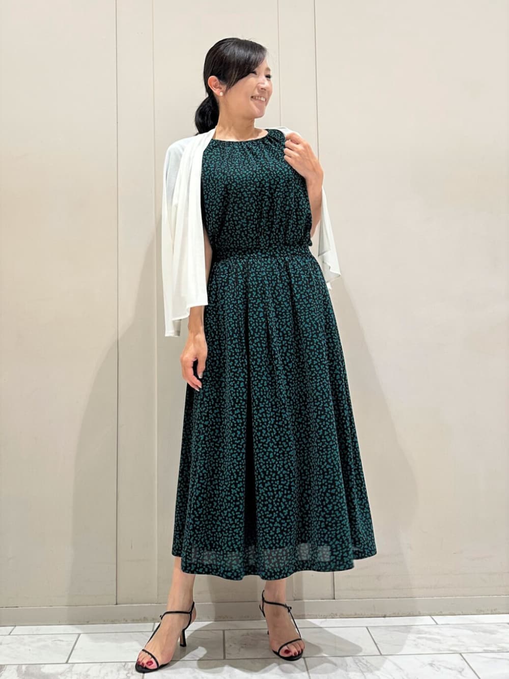 「ワンピース、ワンピーススタイル、ワンピースコーデ、ワンピース 、ワンピース カーディガン、リーフ柄、MACKINTOSH LONDON、mackintoshlondon、マッキントッシュロンドン、大人コーデ」｜「MACKINTOSH LONDONのリーフドットプリントブラウス（シャツ/ブラウス、レッド系）」を使った、orie.tさん（レディース・163cm）の夏コーディネートの1枚目の写真
