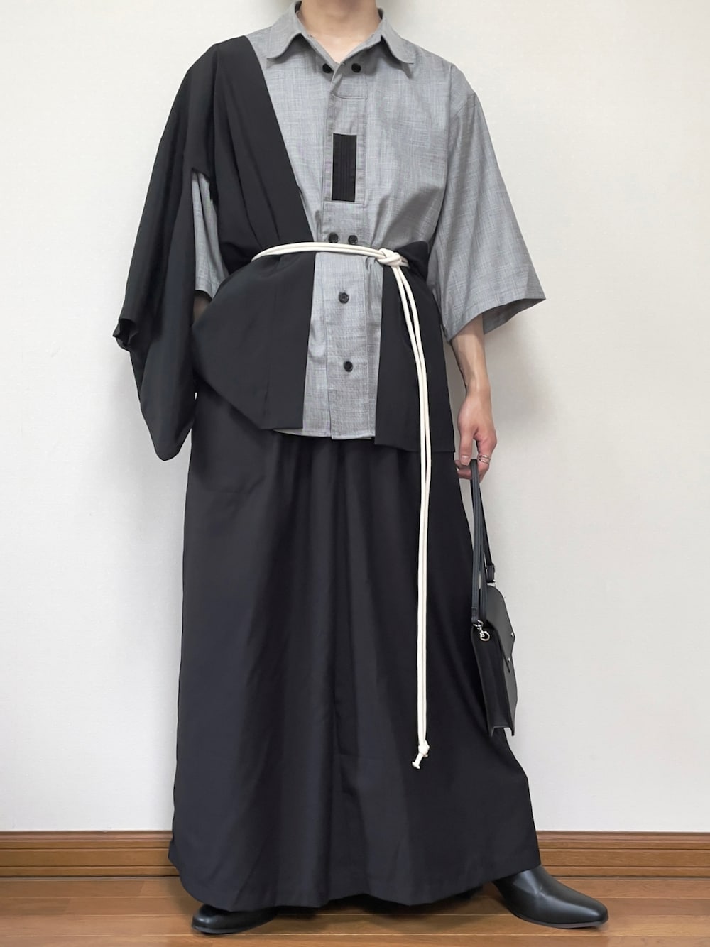 ホワイト系のシャツ/ブラウス、ブラック系のその他パンツ、ブラック系のショルダーバッグを着用したメンズの夏コーディネートの1枚目の写真