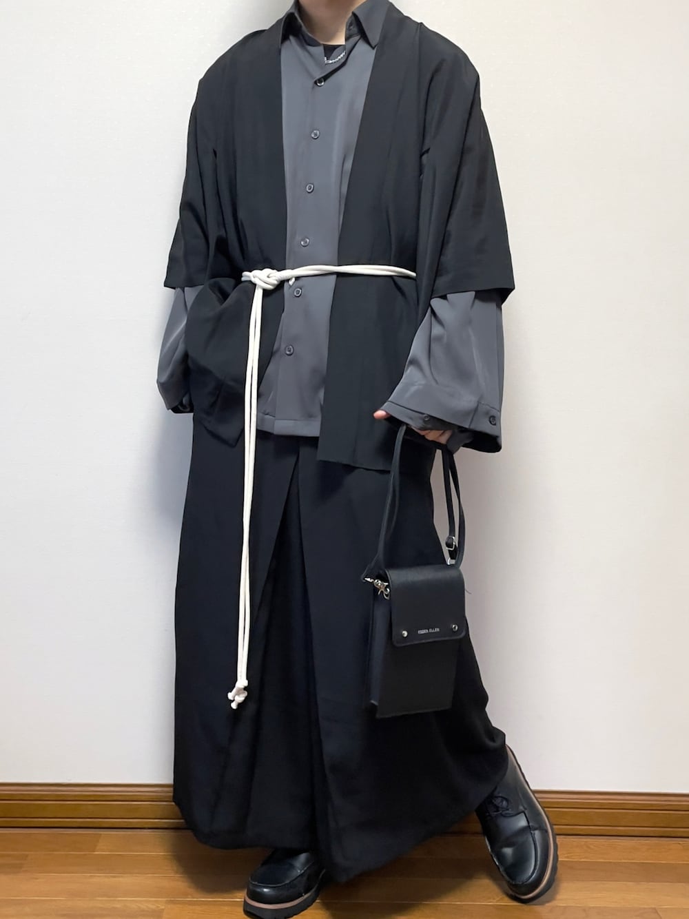 「オーバーサイズ、はるコーデ、シャツスタイル、休日スタイル、ビッグシルエット、モノトーン、ブラック、和服、和装、羽織り、革靴、ワイドパンツ、おしゃれさんと繋がりたい」｜「shiki tokyoのOversized Toromi Double Sleeve Shirt / オーバーサイズトロミダブルスリーブシャツ（シャツ/ブラウス、グレー系）」を使った、comoiさん（メンズ・170cm）の春コーディネートの1枚目の写真