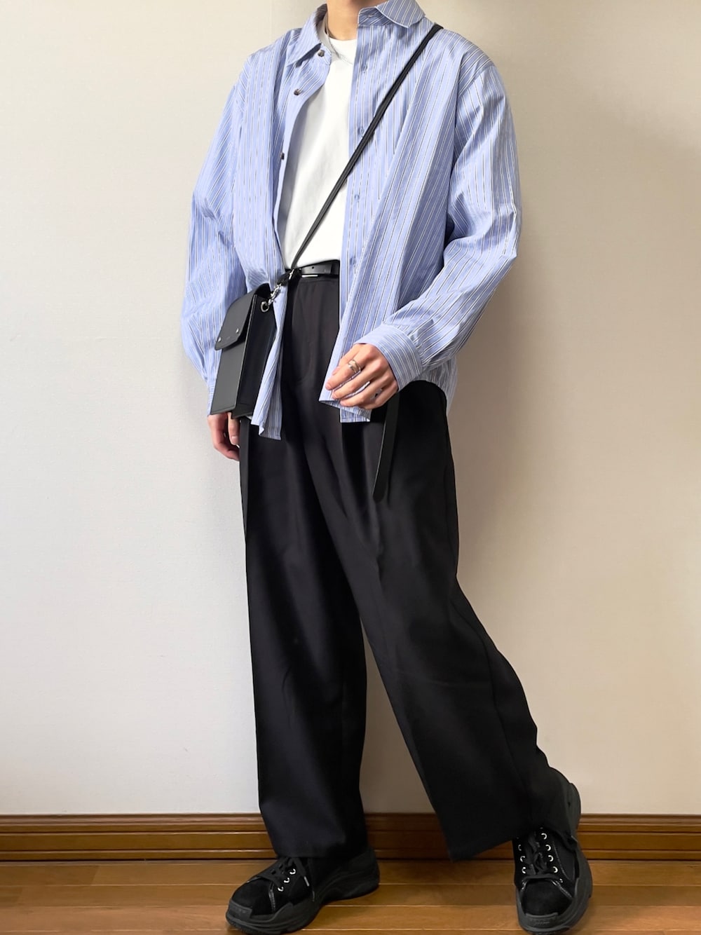 ブルー系のシャツ/ブラウス、ブラック系のショルダーバッグ、ホワイト系のTシャツ/カットソーを着用したメンズの春コーディネートの1枚目の写真