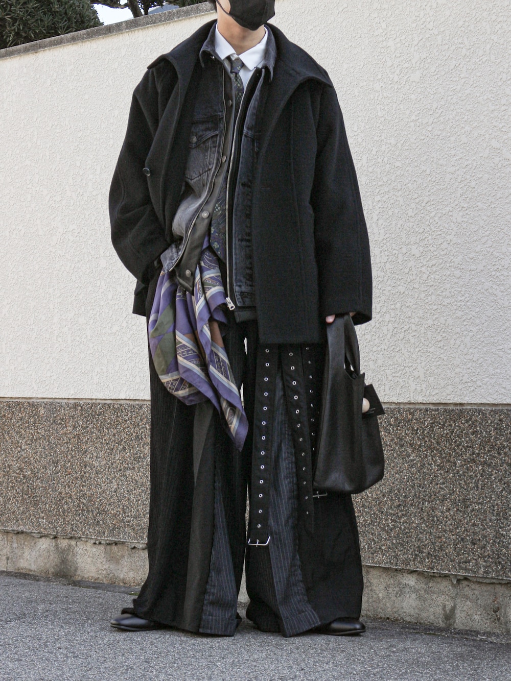 ブラック系のステンカラーコート、ブラック系のデニムジャケット、ホワイト系のシャツ/ブラウスを着用したメンズの冬コーディネートの1枚目の写真