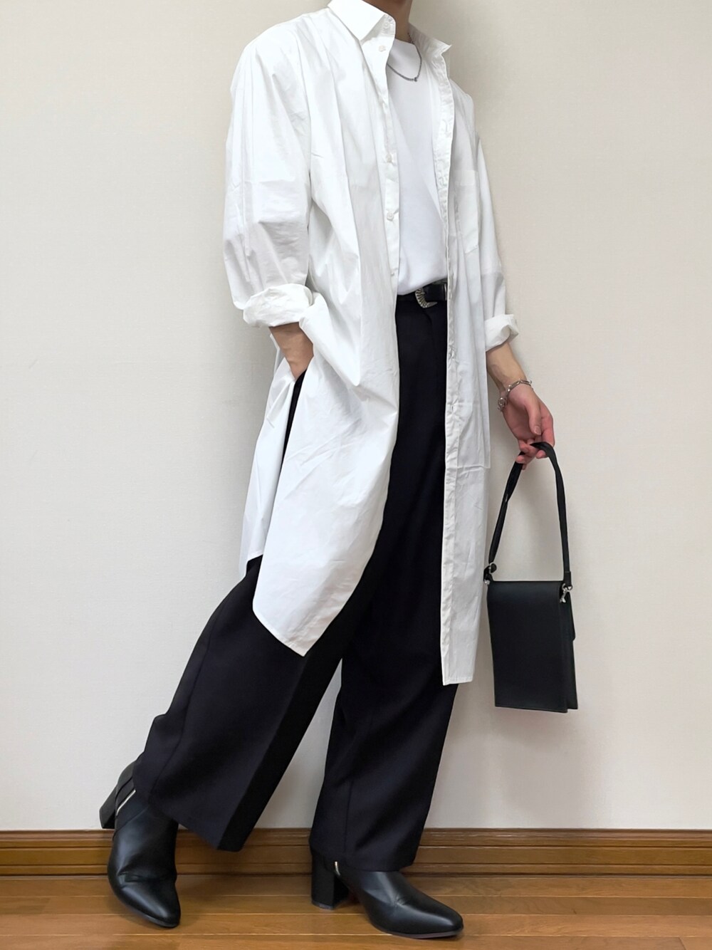 ホワイト系のシャツ/ブラウス、ホワイト系のTシャツ/カットソー、ブラック系のショルダーバッグを着用したメンズの春コーディネートの1枚目の写真