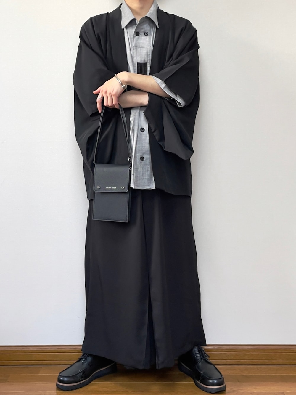 「春夏、春夏コーデ、夏、夏コーデ、和装、和モード、ブラック、ブラックコーデ、ワントーンコーデ、モノトーン、モノトーンコーデ、半袖シャツ、羽織り、革靴」｜「Utusiyoのhaori 羽衣（ノーカラージャケット、ブラック系）」を使った、comoiさん（メンズ・170cm）の春コーディネートの1枚目の写真