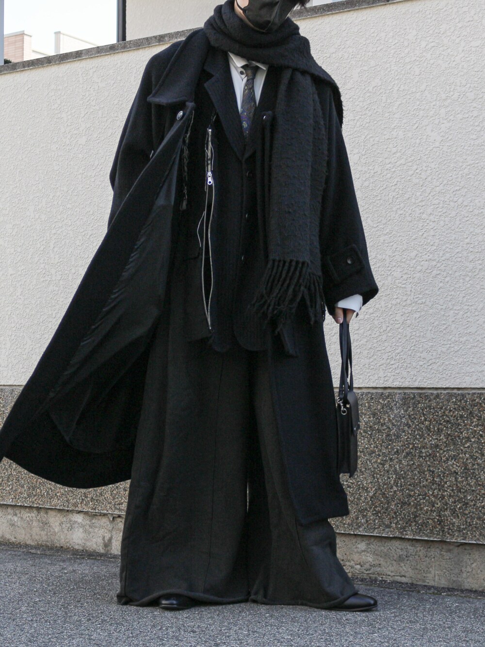 ブラック系のその他アウター、ブラック系のショルダーバッグ、ブラック系のスウェットパンツを着用したメンズの冬コーディネートの1枚目の写真