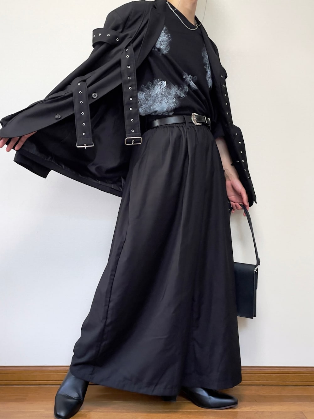 ブラック系のTシャツ/カットソー、ブラック系のテーラードジャケット、ブラック系のその他パンツを着用したメンズの夏コーディネートの1枚目の写真