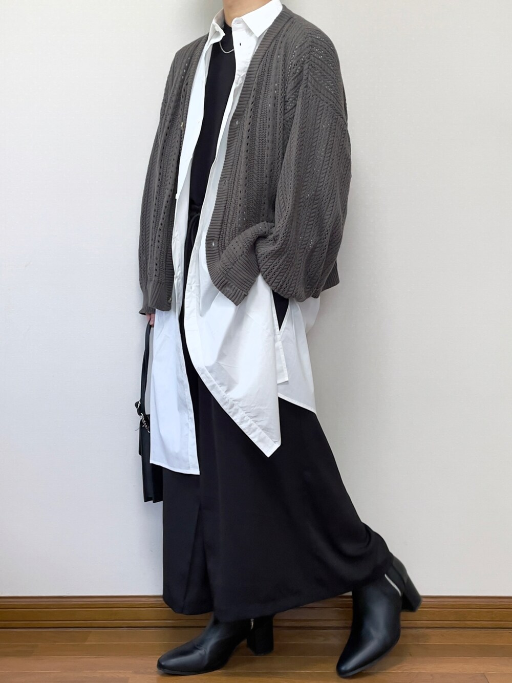 ブラウン系のカーディガン/ボレロ、ブラック系のTシャツ/カットソー、ホワイト系のシャツ/ブラウスを着用したメンズの春コーディネートの1枚目の写真