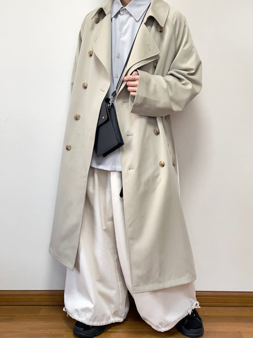 「シンプル、爽やかコーデ、大人コーデ、休日コーデ、春カラー、今日のコーデ、春服みてみて、ワイドパンツ、カジュアル、コート、バルーンパンツ、モード、おしゃれさんと繋がりたい」｜「shiki tokyoのOversized Double Lapel Trenchcoat / オーバーサイズダブルラペルトレンチコート（トレンチコート、ベージュ系）」を使った、comoiさん（メンズ・170cm）の春コーディネートの1枚目の写真