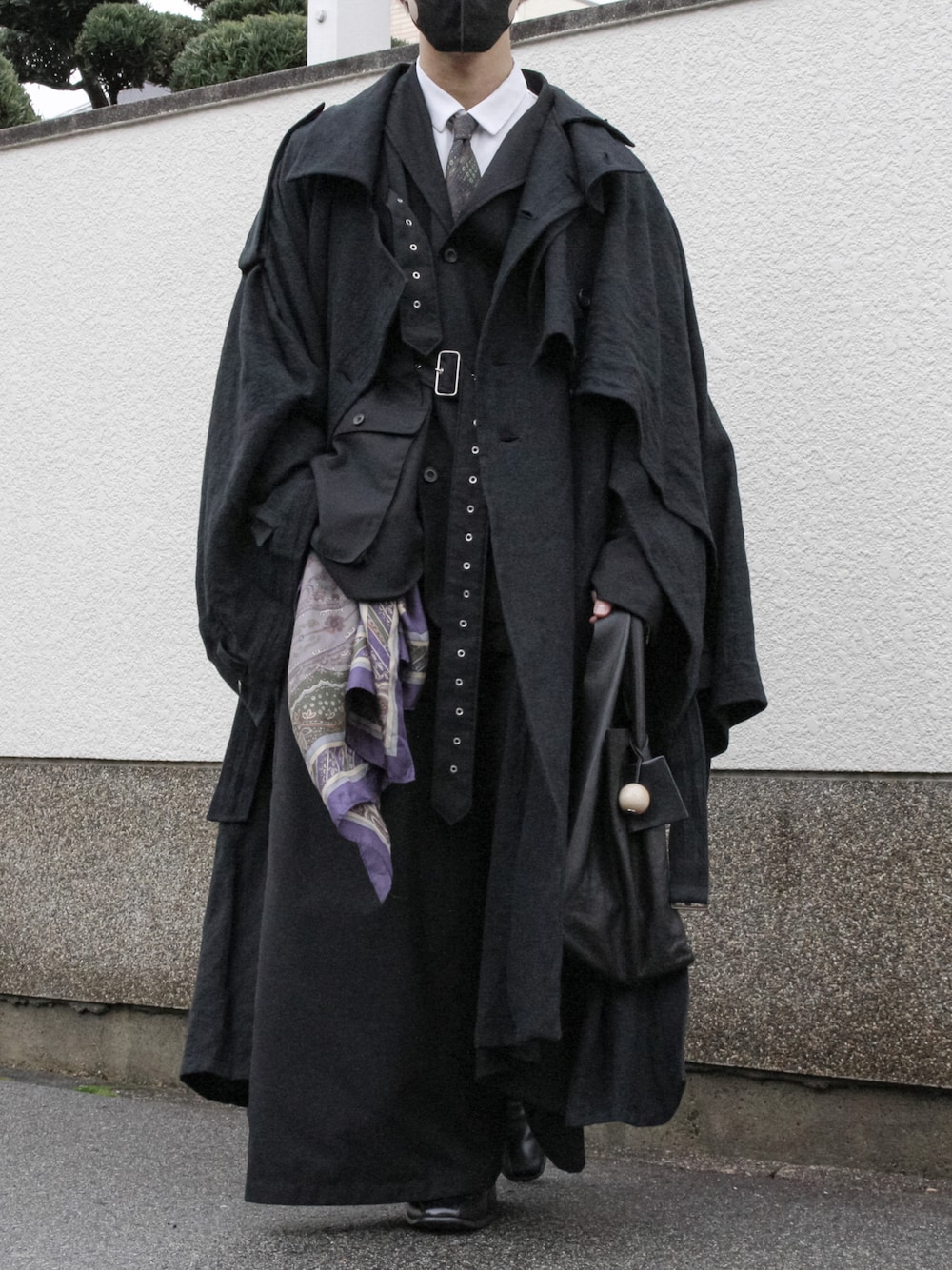 ブラック系のブーツ、ブラック系のその他パンツ、ブラック系のテーラードジャケットを着用したメンズの春コーディネートの1枚目の写真