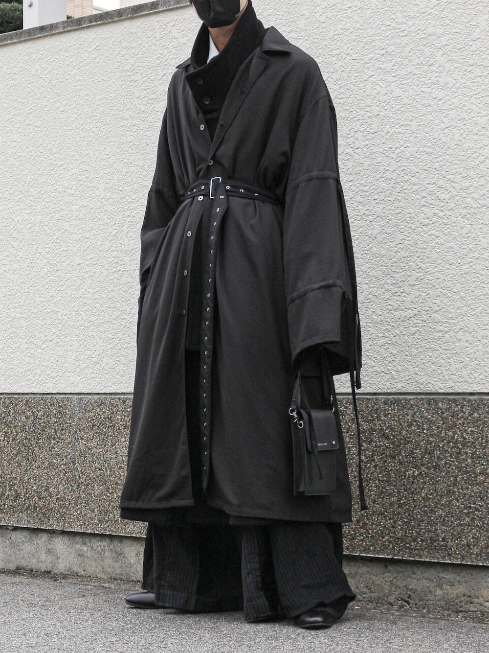 ブラック系のシャツ/ブラウス、ブラック系のショルダーバッグ、ブラック系のスラックスを着用したメンズの冬コーディネートの1枚目の写真