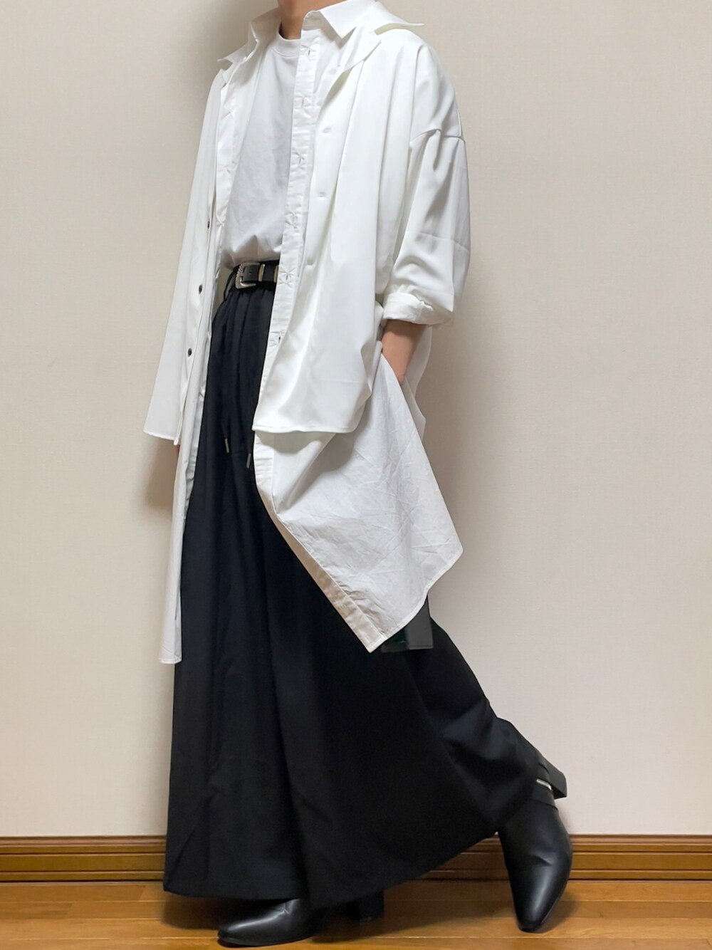ホワイト系のシャツ/ブラウス、ホワイト系のTシャツ/カットソー、ブラック系のブーツを着用したメンズの春コーディネートの1枚目の写真