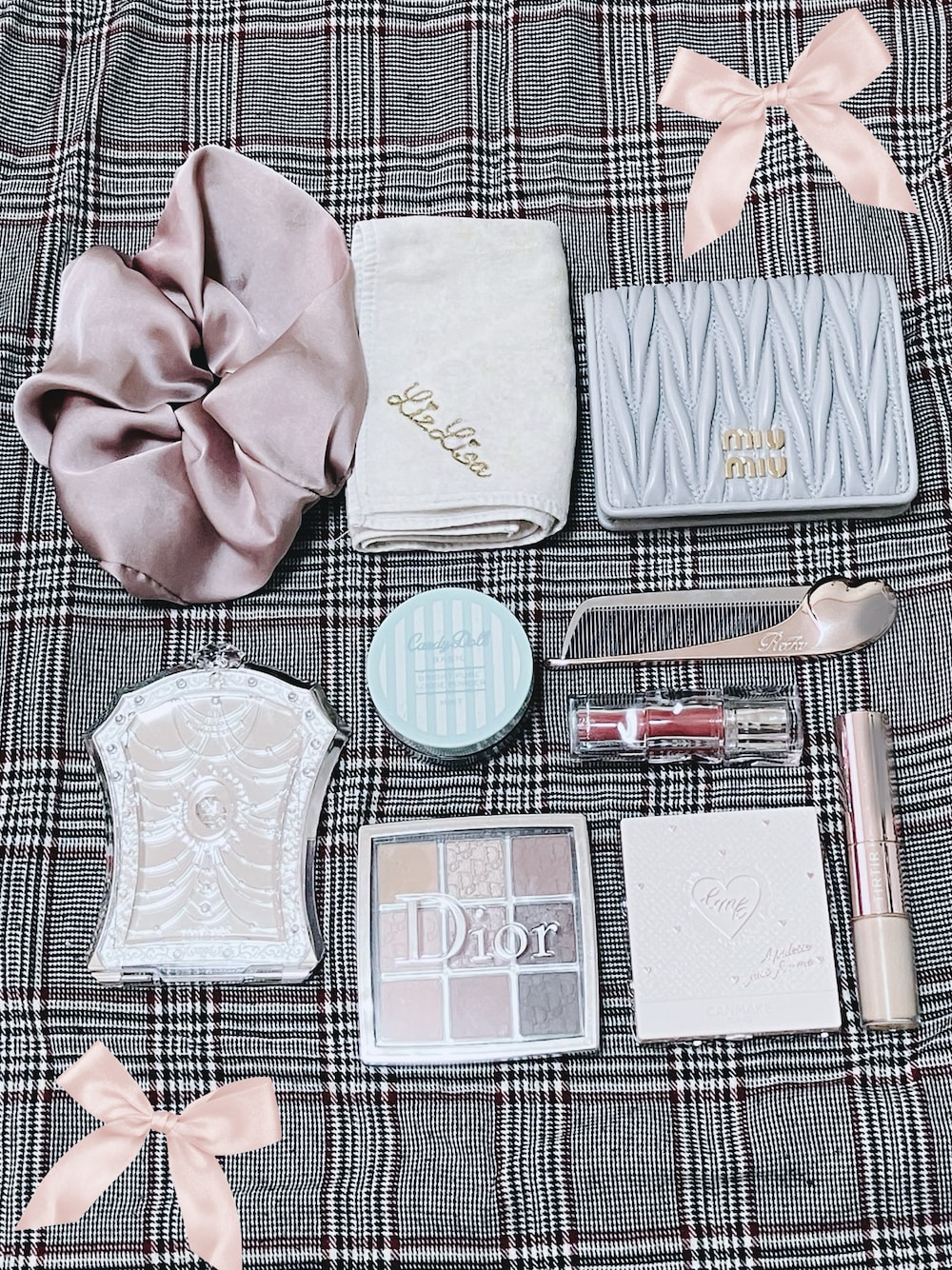 「バッグの中身、シュシュ、MIUMIU、財布、コスメ、JILLSTUART、Dior、アイシャドウ、カバンの中身、Honeys、プチプラコスメ、シルバー、ミニ財布、パステルカラー、ハンカチ」｜「Honeysの抗菌防臭シュシュ（無地）（シュシュ、ピンク系）」を使った、Mokaさん（骨格ウェーブ・レディース・160cm）の春コーディネートの1枚目の写真