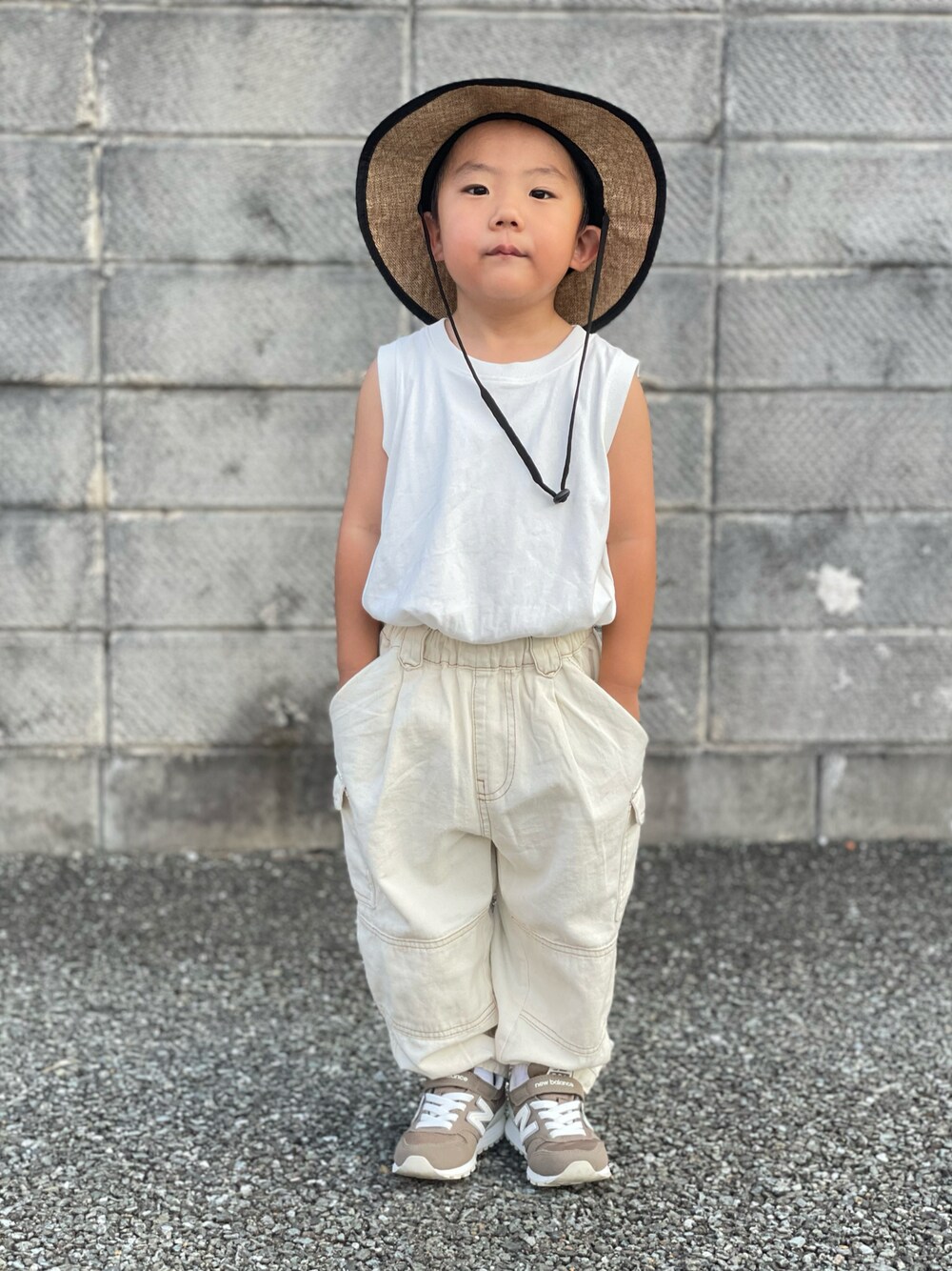 「カーゴパンツ、夏コーデ、ハット、ワントーンコーデ、スニーカー、プチプラ、おしゃれさんと繋がりたい、3歳、キッズコーデ、ゆったりパンツ、淡色コーデ、カラーパンツ、休日スタイル、カジュアル、お出かけコーデ」｜「petit mainのハイクハット（ハット、ブラウン系）」を使った、蒼さん（キッズ・90cm）の夏コーディネートの1枚目の写真
