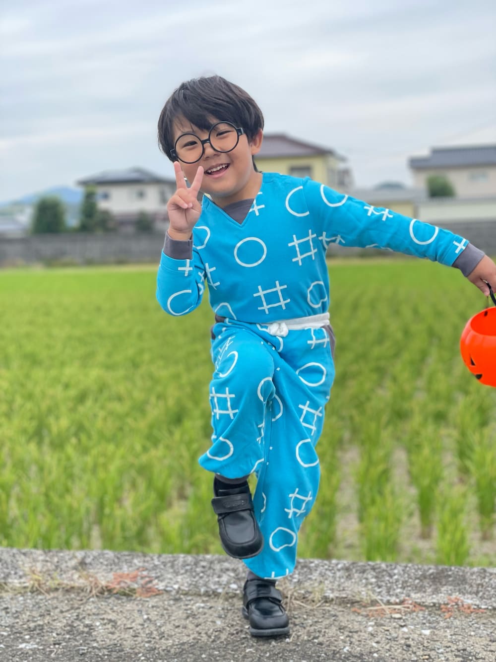 「ハロウィン、秋冬コーデ、セットアップ、スウェット、スウェットパンツ、カジュアルコーデ、お出かけコーデ、キッズコーデ、おしゃれさんと繋がりたい、ローファー、めがね、ベルメゾン、日常に魔法を、4歳、110cm」｜「MoonStarのmoonstar Carrot ムーンスター キャロット キッズ フォーマルシューズ ローファー CR C2092（ローファー、ブラック系）」を使った、蒼さん（キッズ・100cm）の秋コーディネートの1枚目の写真