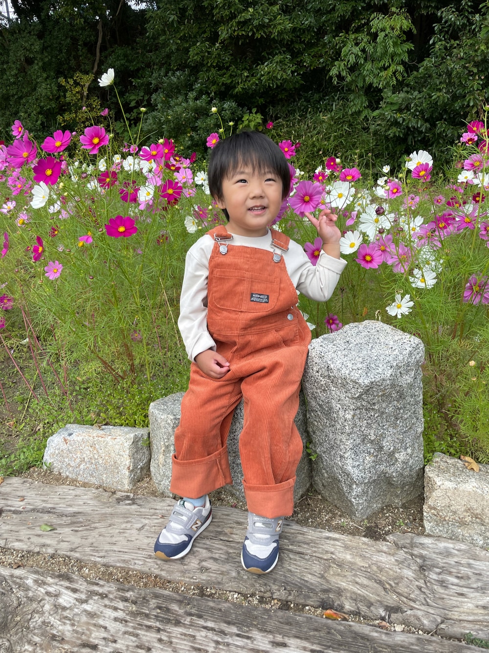 「オーバーオール、コーデュロイ、ニューバランス、ブリーズ、ノースフェイス、オレンジコーデ、秋コーデ、男の子コーデ、おしゃれさんと繋がりたい、公園、2歳11ヶ月、スニーカーコーデ、長袖Tシャツ、カジュアルコーデ、かわいい」｜「NEW BALANCEの996（スニーカー、ブルー系）」を使った、蒼さん（キッズ・90cm）の秋コーディネートの1枚目の写真