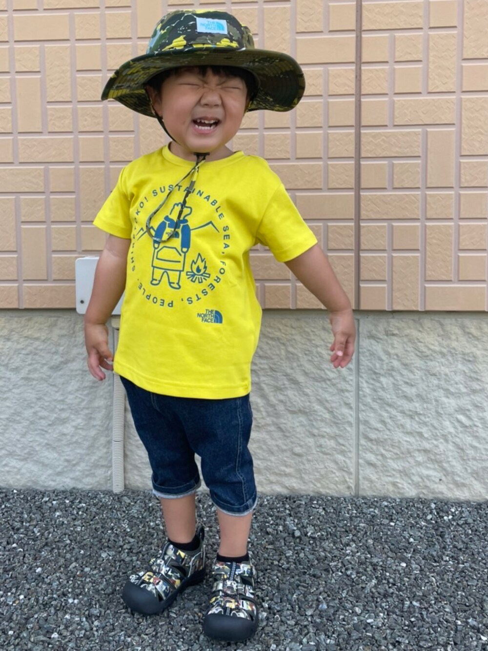 「keen、ブランシェス、ノースフェイス、おしゃれさんと繋がりたい、おとこのこ、かわいい、かっこいい、カジュアル、2歳5ヶ月、夏だ！Tシャツ着よう！、夏、Tシャツ、デニムパンツ、イエロー、プリントT」｜「THE NORTH FACEのTHE NORTH FACE/ザ・ノース・フェイス/S/S SHIRETOKO T/ショートスリーブシレトコティ/KIDS/ｷｯｽﾞ/NTJ32266ST/S/S SHIRETOKO T（Tシャツ/カットソー、イエロー系）」を使った、蒼さん（キッズ・80cm）の春コーディネートの1枚目の写真