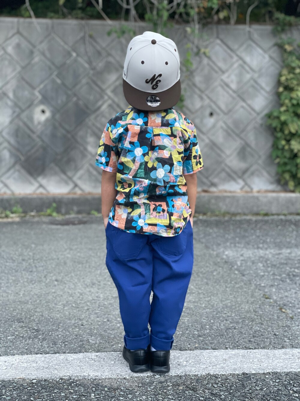 「秋服まるっと大公開、秋コーデ、カラーパンツ、カラー×コーデ、お出かけコーデ、柄シャツ、キャップ、ローファー、シャツスタイル、休日スタイル、おしゃれさんと繋がりたい、3歳、着回しコーデ、バックスタイル、キッズコーデ」｜「NEW ERAのNEW ERA/ニューエラ キッズ キャップ CAP 950 CLASSIC NE 13762776（キャップ、ホワイト系）」を使った、蒼さん（キッズ・90cm）の秋コーディネートの1枚目の写真