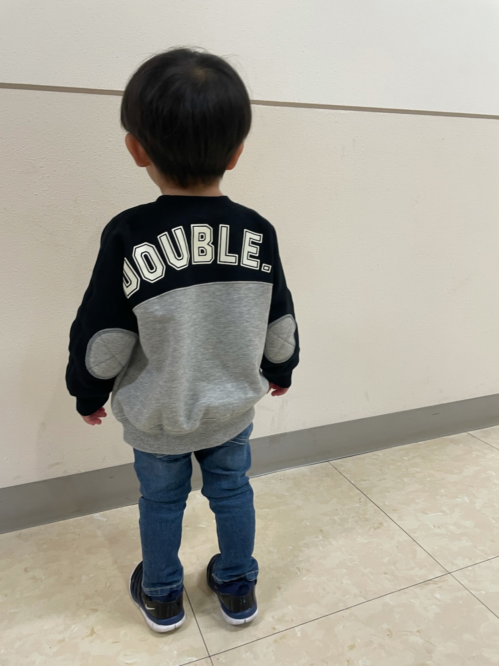 「キッズコーデ、秋冬コーデ、スウェット、バックロゴ、2歳、休日スタイル、おしゃれさんと繋がりたい、スキニーデニム、バイカラー、ダブルビー、ブランシェス、ダイナモフリー、かわいい、かっこいい、カジュアル」｜「DOUBLE_Bのバックロゴトレーナー（スウェット、ブラック系）」を使った、蒼さん（キッズ・80cm）の冬コーディネートの1枚目の写真