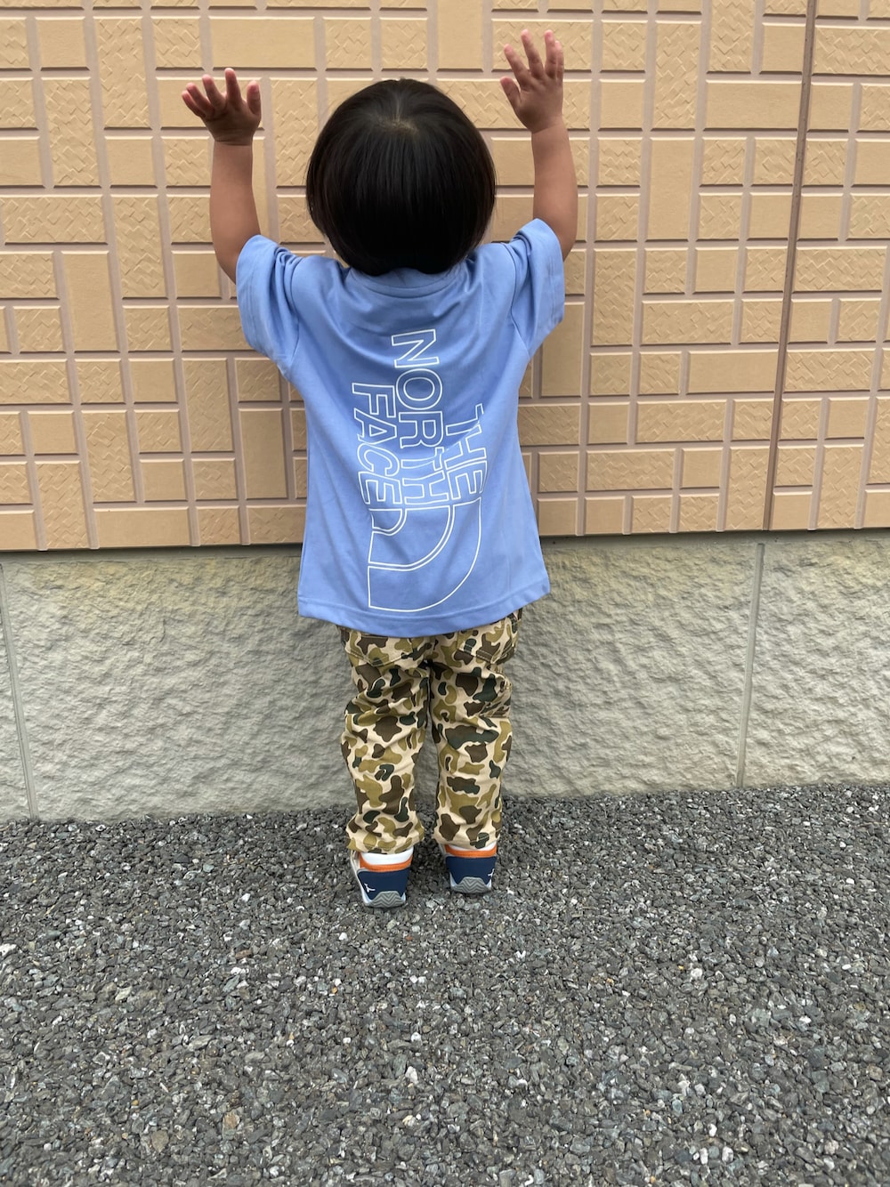 「ノースフェイス、ダブルビー、プティマイン、カジュアル、かわいい、2歳3ヶ月、男の子コーデ、半袖シャツ、ブルーコーデ、おしゃれさんと繋がりたい、ビッグシルエット、バックロゴ、休日コーデ、ミリタリー、推しブランド」｜「petit mainの【防汚加工】ペインターパンツ（スウェットパンツ、グリーン系）」を使った、蒼さん（キッズ・80cm）の春コーディネートの1枚目の写真