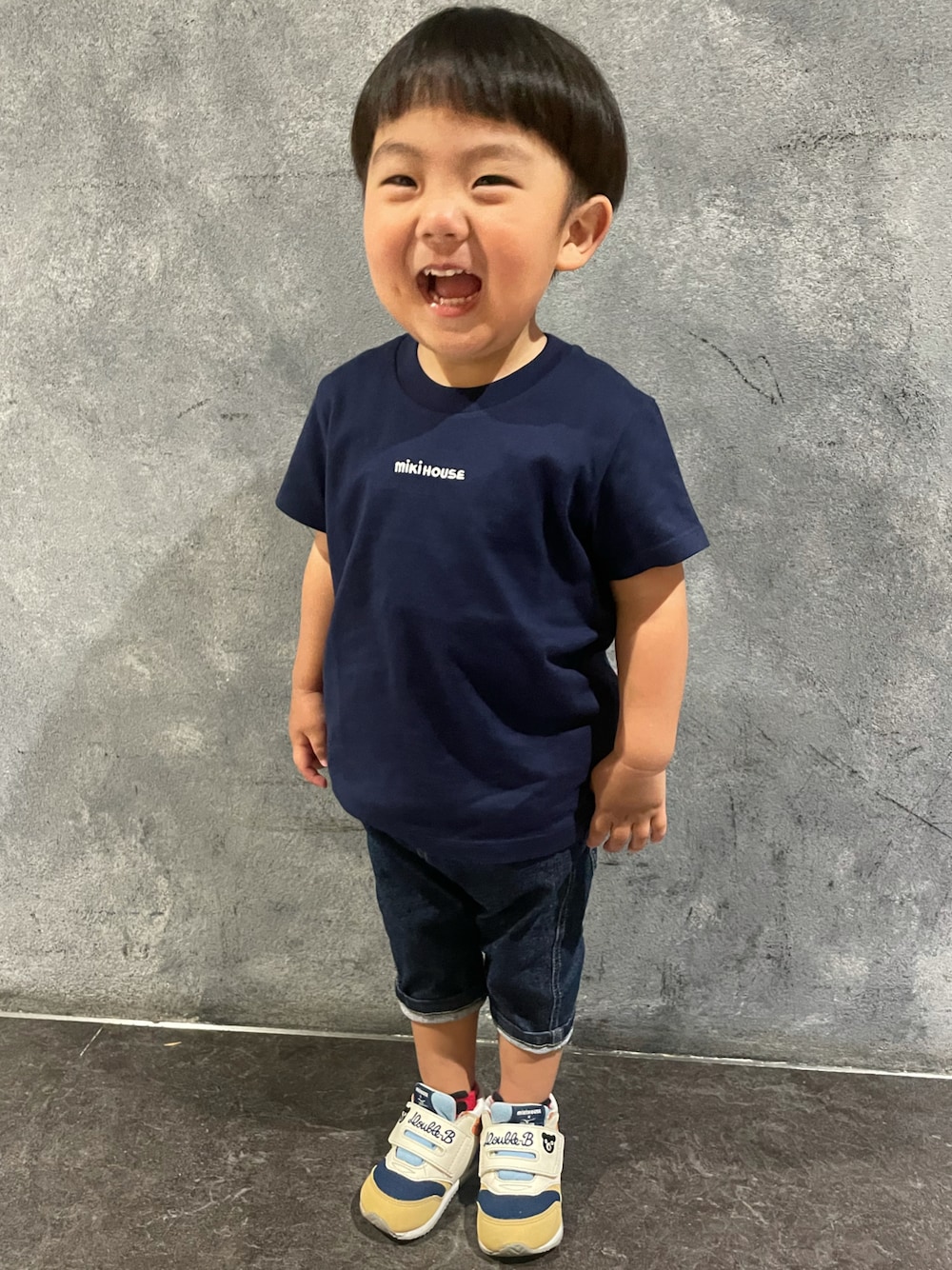 「男の子、春、きれいめカジュアル、ミキハウス、ミキハウスDB、夏コーデ、2歳4ヶ月、かわいい、かっこいい、カジュアル、クロップドパンツ、ブランシェス、ネイビー、デニムパンツ、おしゃれさんと繋がりたい」｜「DOUBLE_Bの【NEW】ミキハウス＆ミズノコラボ ベビーシューズ（スニーカー、ベージュ系）」を使った、蒼さん（キッズ・80cm）の春コーディネートの1枚目の写真