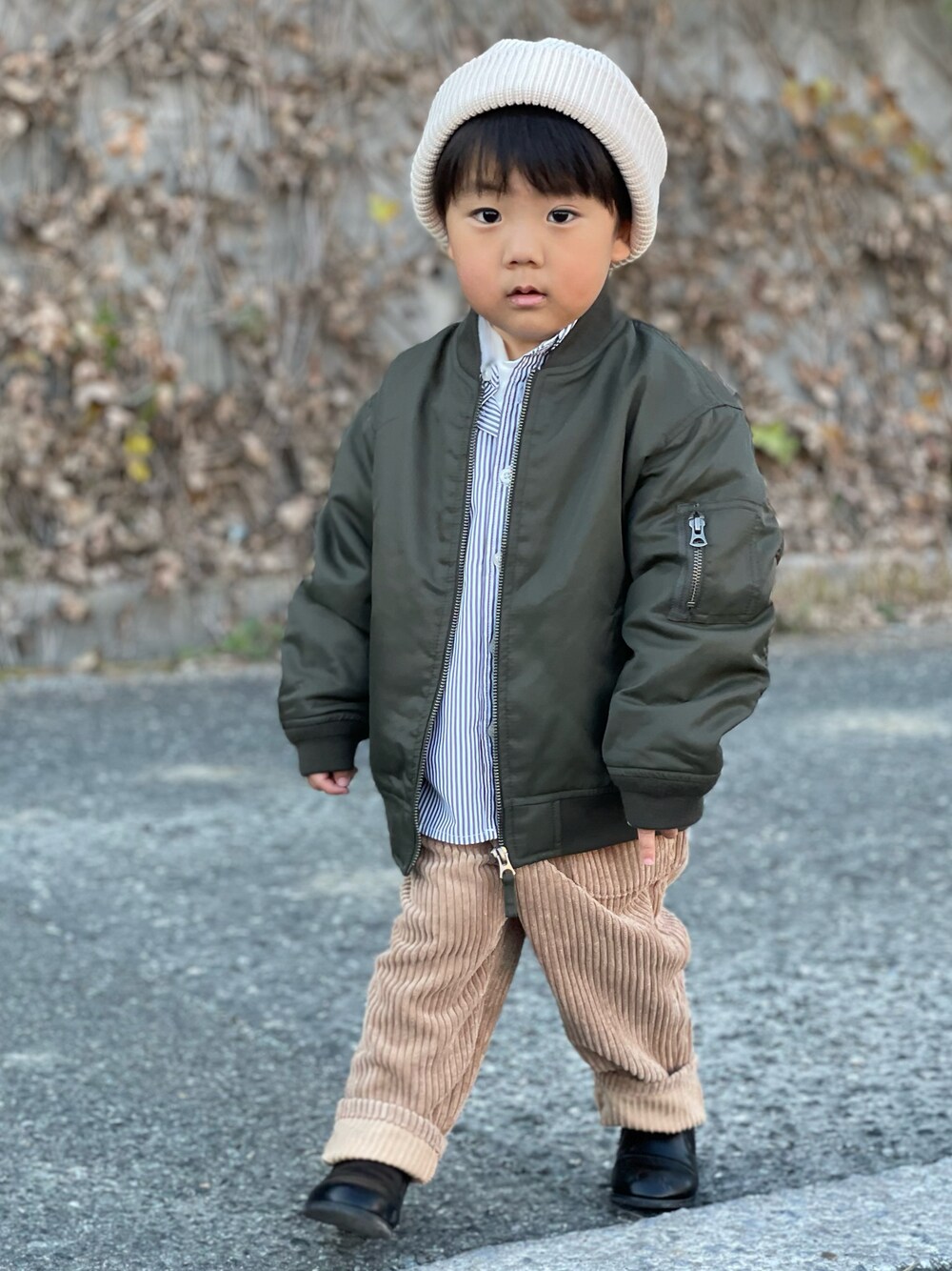 「冬コーデ、プチプラ、ニット帽、MA-1、シャツスタイル、コーデュロイパンツ、スリッポン、3歳、おしゃれさんと繋がりたい、おしゃれになりたい、カジュアルコーデ、大人カジュアル、休日スタイル、キッズコーデ、レイヤードスタイル」｜「Samansa Mos2 LagomのSamansa Mos2 Lagom（KIDS） サイドゴアスリッポン　15㎝（シューズ、ブラック系）」を使った、蒼さん（キッズ・90cm）の冬コーディネートの1枚目の写真