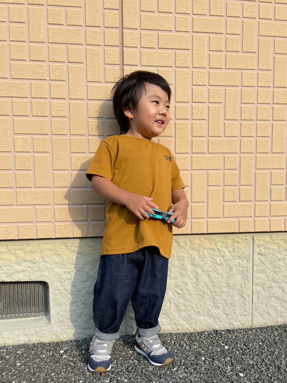 「キッズコーデ、秋コーデ、休日スタイル、デニム、2歳10ヶ月、スニーカーコーデ、ニューバランス、カジュアルコーデ、おしゃれさんと繋がりたい、Tシャツ、夏秋ミックス、むすこーで」｜「THE NORTH FACEのザ ノース フェイス THE NORTH FACE S/S Square Logo Tee(ショートスリーブスクエアロゴティー)（Tシャツ/カットソー、ブラウン系）」を使った、蒼さん（キッズ・90cm）の秋コーディネートの1枚目の写真