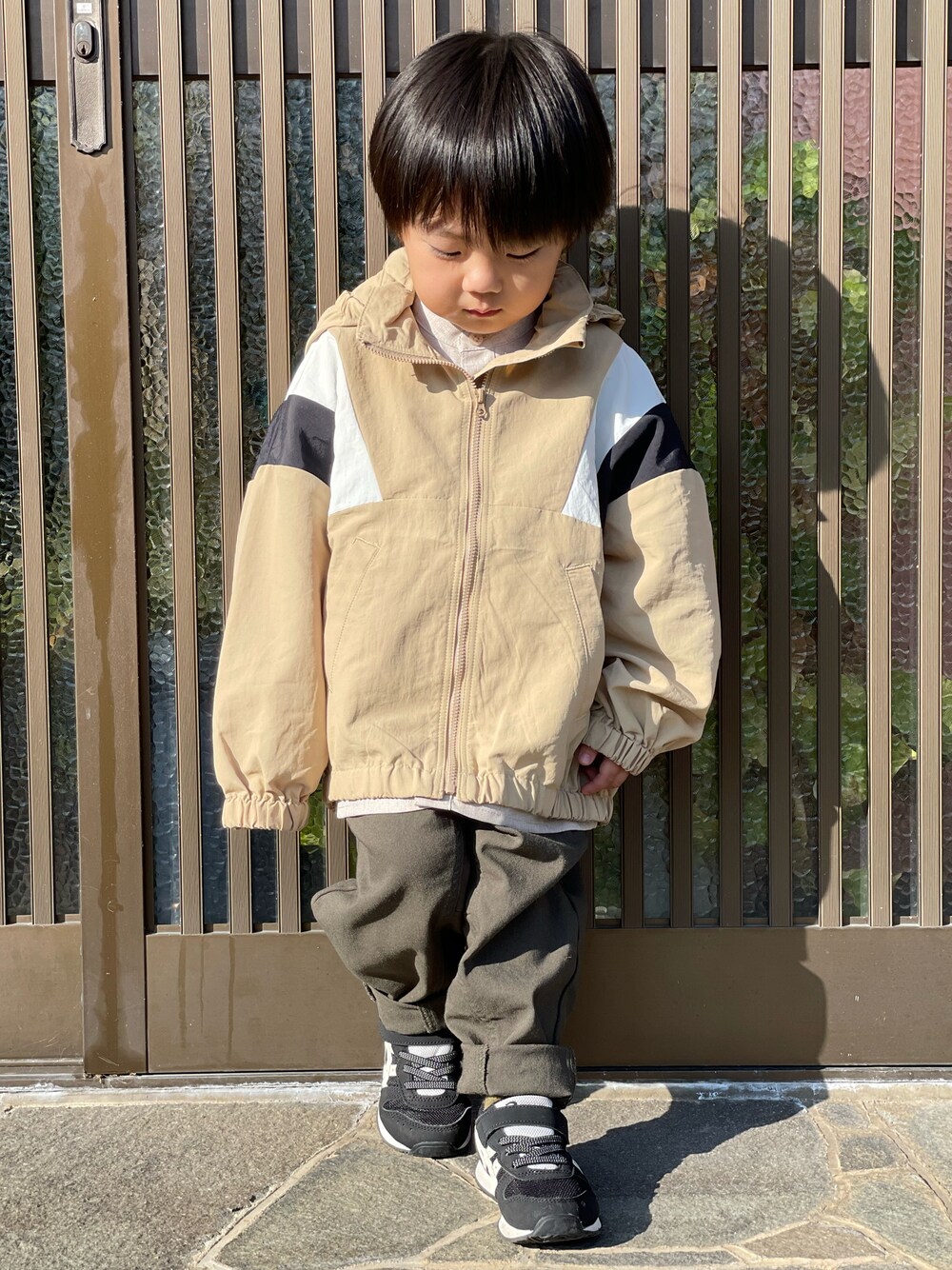 「春コーデ、シンプルコーデ、カジュアルコーデ、GU、スニーカー、シャツスタイル、ワントーンコーデ、キッズコーデ、プチプラ、3歳、休日スタイル、私の推しブランド、ベージュ、春色、ナイロンジャケット」｜「MAKE YOUR DAYのスーパーストレッチテーパードパンツ■80～140cm（その他パンツ、グリーン系）」を使った、蒼さん（キッズ・90cm）の冬コーディネートの1枚目の写真