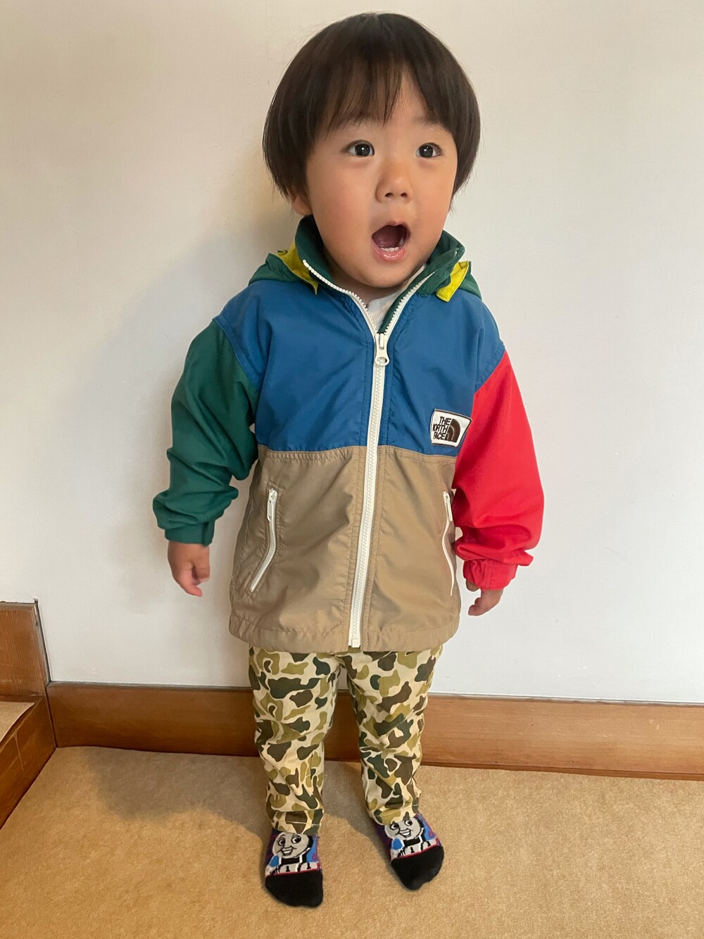 「休日スタイル、雨の日コーデ、2歳4ヶ月、かわいい、かっこいい、プティマイン、ノースフェイス、ウインドブレーカー、防水、おとこのこ、春服みてみて、ミリタリー、マルチカラー、100cm、おしゃれさんと繋がりたい」｜「petit mainの【防汚加工】ペインターパンツ（スウェットパンツ、グリーン系）」を使った、蒼さん（キッズ・80cm）の春コーディネートの1枚目の写真