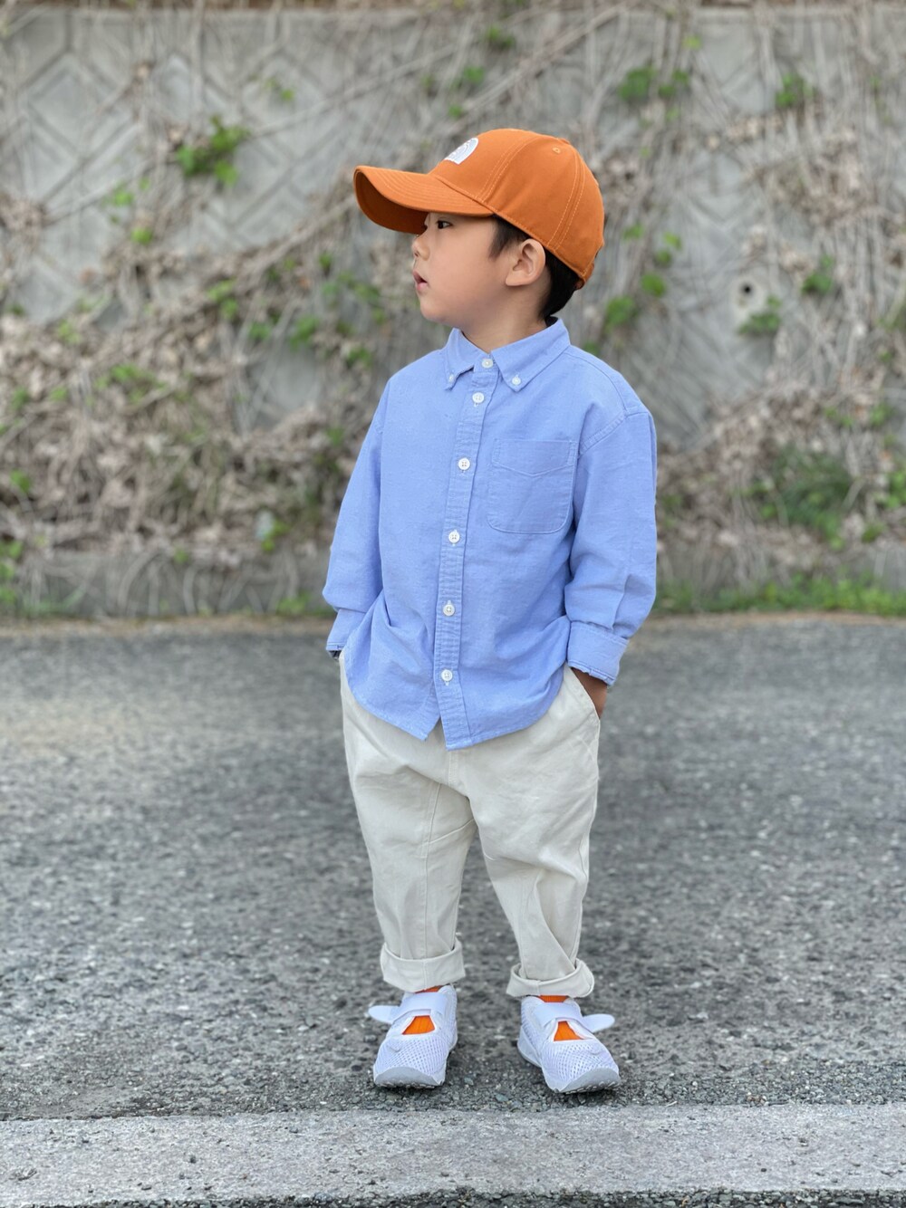 「キャップ、シャツスタイル、ナイキ、3歳、カジュアルコーデ、GU、おしゃれさんと繋がりたい、キッズコーデ、きれいめカジュアル、THE NORTH FACE、オレンジ、休日スタイル、プチプラ、カラーパンツ、春コーデ」｜「THE NORTH FACEのTHE NORTH FACE/ザ・ノース・フェイス キッズ キャップ NNJ42200（キャップ、ブラウン系）」を使った、蒼さん（キッズ・90cm）の春コーディネートの1枚目の写真