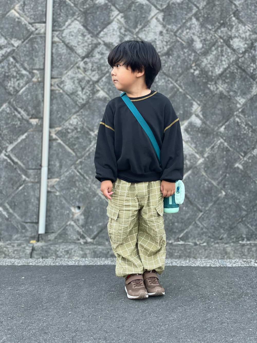 「キッズファッション、シンプルコーデ、カジュアル、おしゃれさんと繋がりたい、スウェット、チェック、チェックパンツ、スニーカー、ブラウン、4歳、秋コーデ、キッズコーデ、お散歩コーデ、マーキーズ(MARKEY'S)、瞬足」｜「LSP WOWの【LSP WOW!】両面マイニチトレーナー（スウェット、ブラック系）」を使った、蒼さん（キッズ・100cm）の秋コーディネートの1枚目の写真