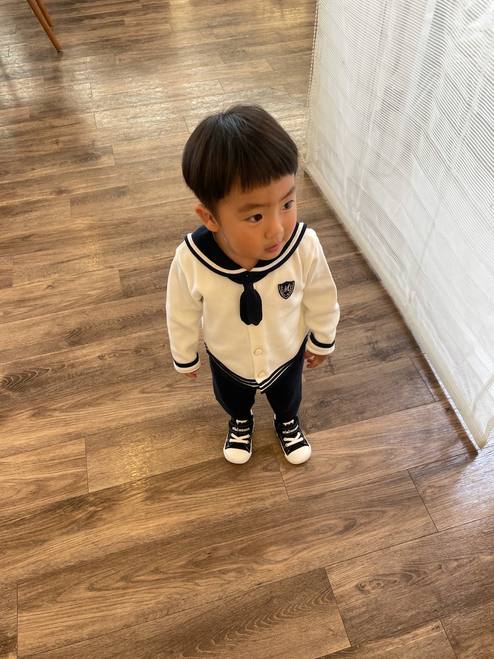 「フォーマル、結婚式、2歳、キッズコーデ、男の子、ミキハウス、スタジオ撮影、水兵さん、かわいい」｜「MIKI HOUSEのフォーマルセットアップ（スーツセット、ホワイト系）」を使った、蒼さん（キッズ・80cm）の秋コーディネートの1枚目の写真