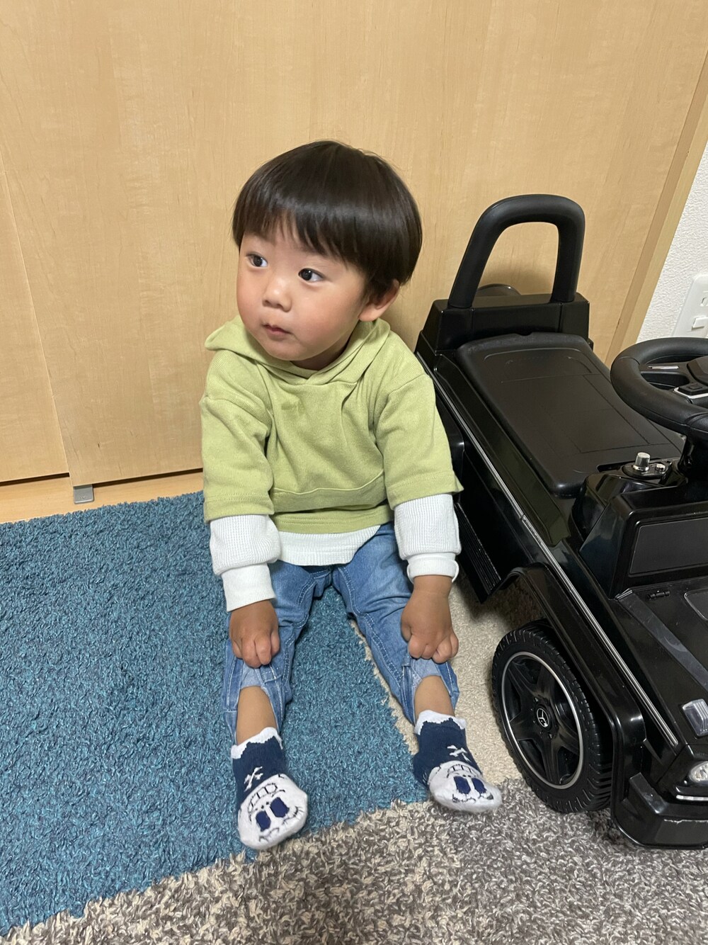 「キッズコーデ、休日スタイル、カジュアルコーデ、シンプル、春カラー」｜「BRANSHESの【プレミアムストレッチ】デニムパンツ ユニセックス スキニー（デニムパンツ、ブルー系）」を使った、蒼さん（キッズ・80cm）の冬コーディネートの1枚目の写真