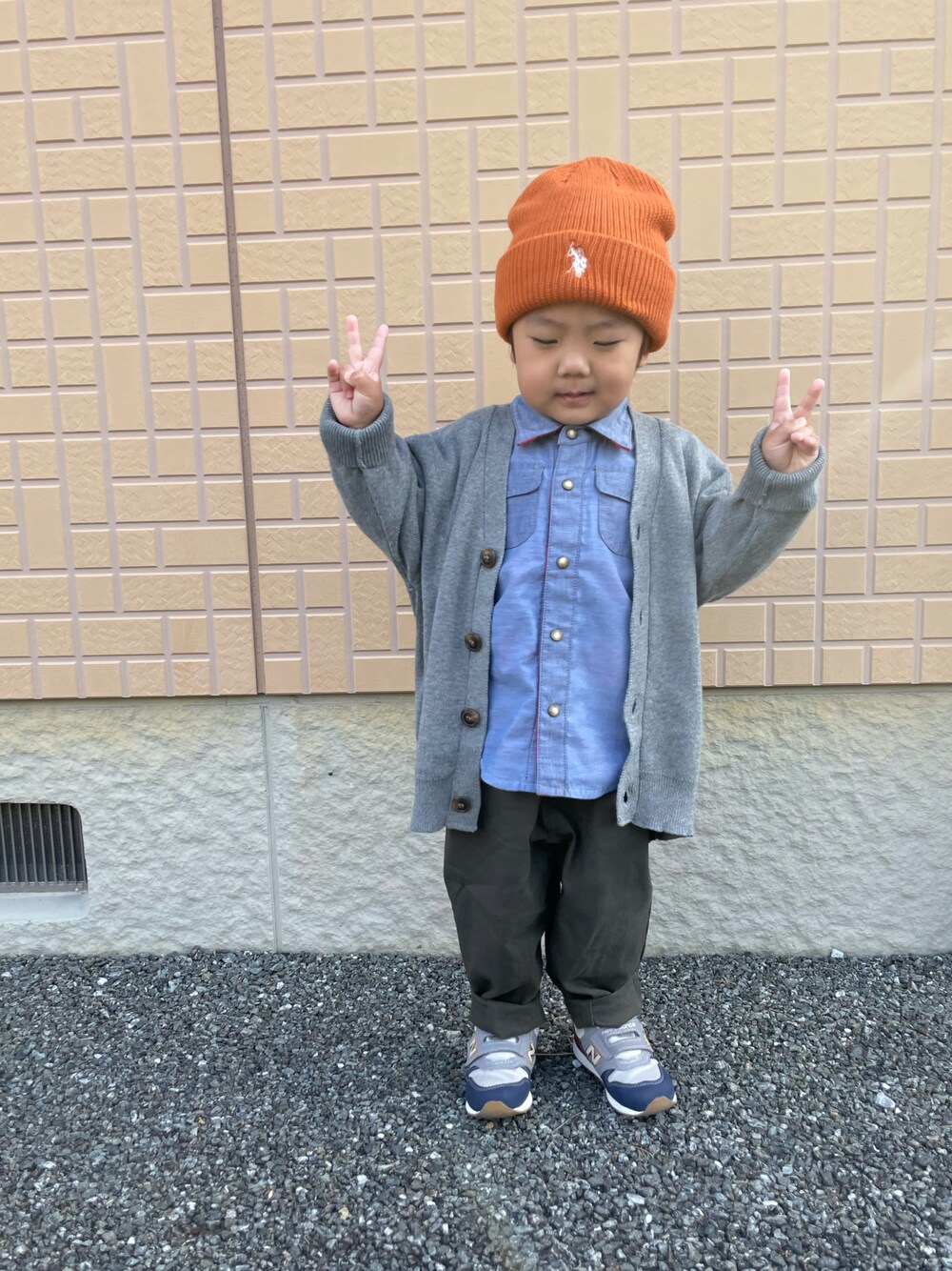 「休日スタイル、キッズファッション、ニット帽、カーディガン、スニーカーコーデ、カジュアルコーデ、2歳11ヶ月、おしゃれさんと繋がりたい、男の子、ニューバランス、かわいい、秋コーデ、シャツスタイル、テーパードパンツ、ピース！」｜「CIAOPANIC TYPYの【KIDS】【U.S. POLO ASSN】ワンポイント刺繍ニットキャップ（ニットキャップ/ビーニー、グレー系）」を使った、蒼さん（キッズ・90cm）の秋コーディネートの1枚目の写真