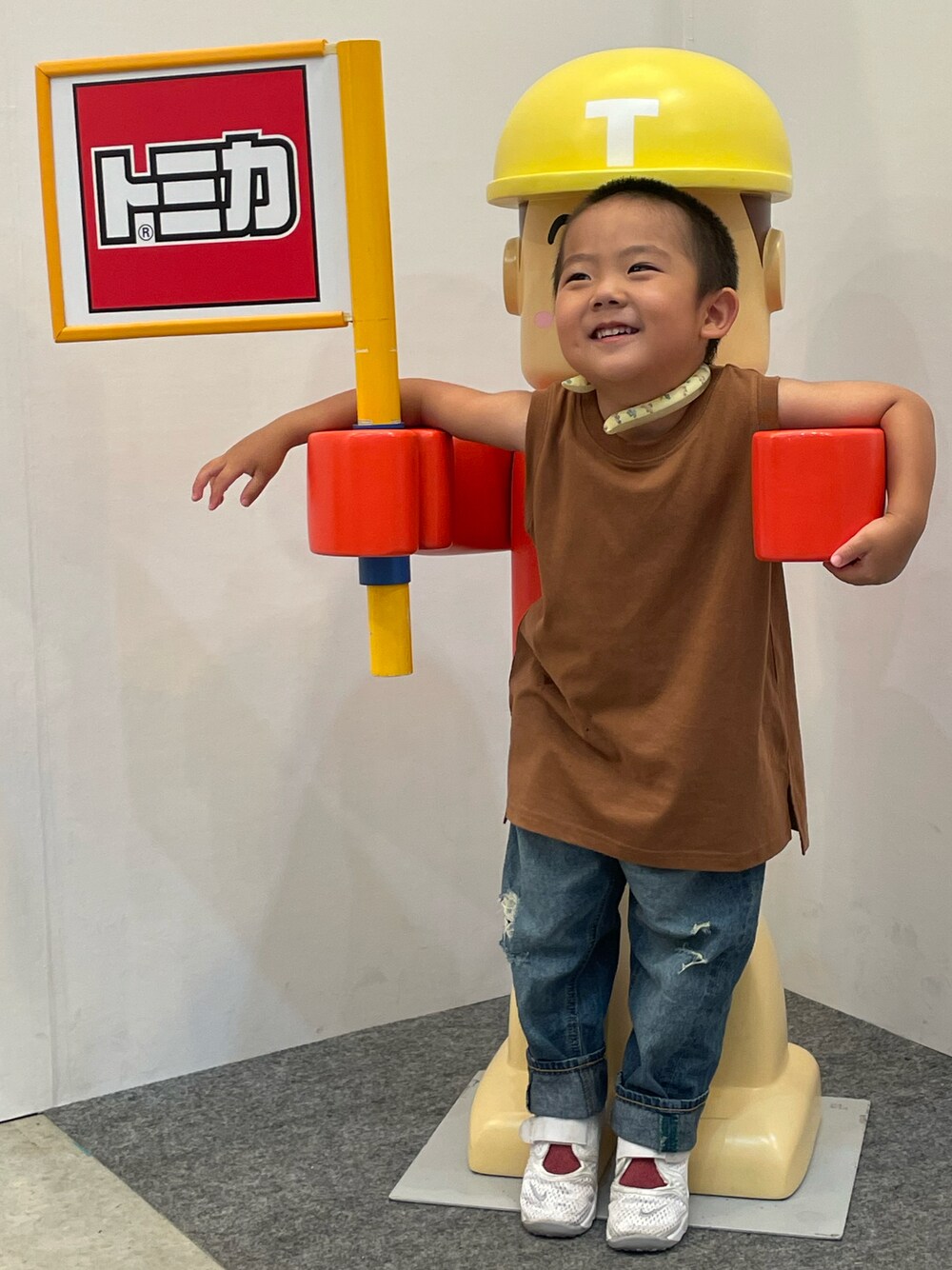 「夏コーデ、キッズファッション、3歳、タンクトップ、カジュアル、デニム、おしゃれさんと繋がりたい、お出かけコーデ、シンプルコーデ」｜「BREEZEの【累計販売100万本突破！】ICE RING （キッズ） Sサイズ（アウトドアグッズ、イエロー系）」を使った、蒼さん（キッズ・90cm）の夏コーディネートの1枚目の写真