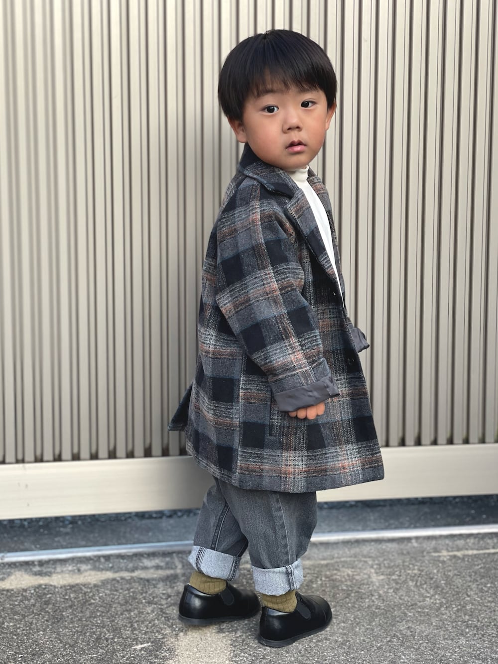 「プチプラ、コート、今日のコーデ、きれいめカジュアル、デニム、スリッポン、キッズコーデ、オトナカワイイ、秋冬コーデ、シンプルコーデ、3歳、お洒落さんとつながりたい、休日スタイル、リスペクトコーデ、ワントーンコーデ」｜「Birthdayのアイテム（チェスターコート、グレー系）」を使った、蒼さん（キッズ・90cm）の冬コーディネートの1枚目の写真