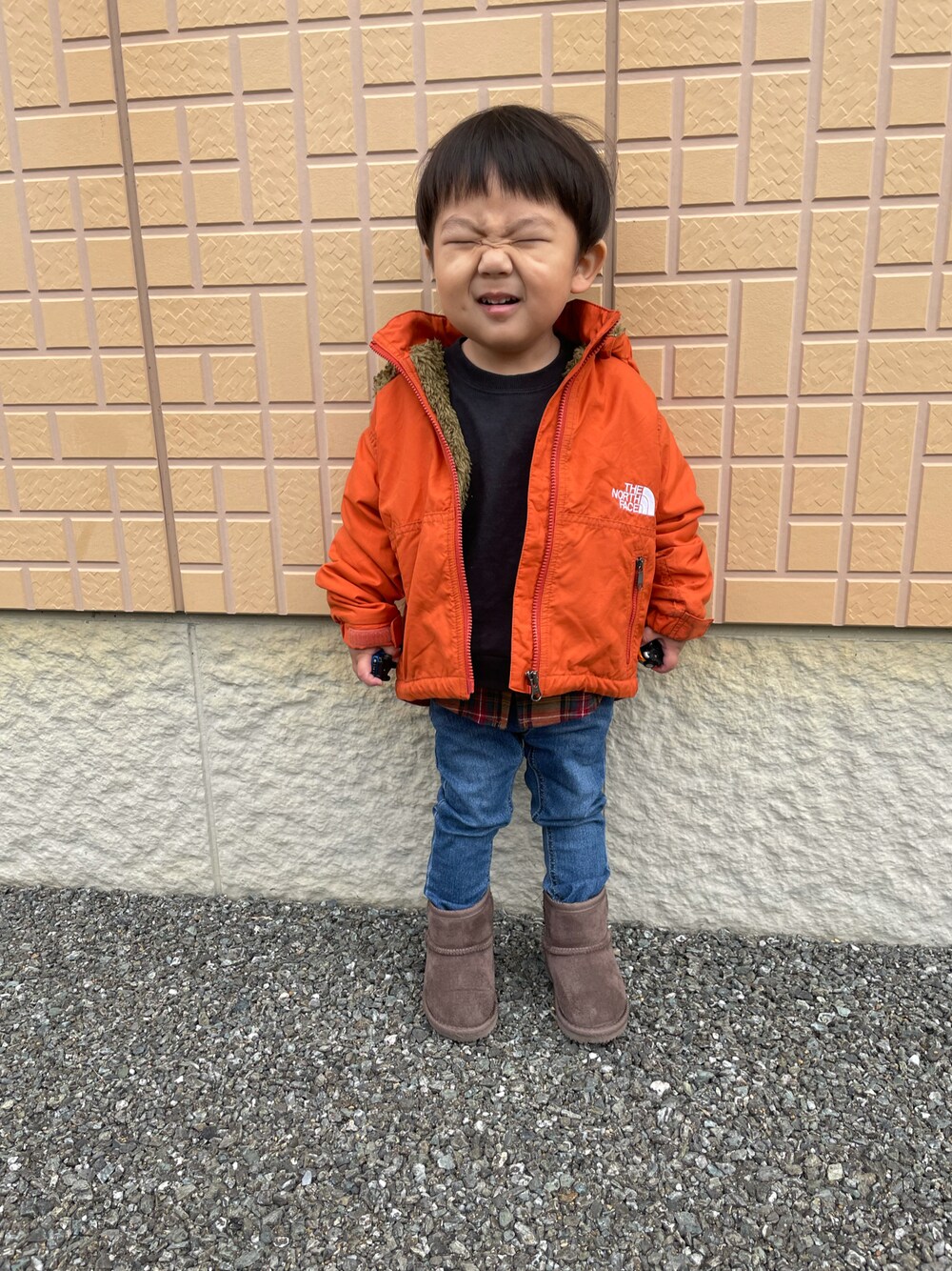 「ブランシェス、プティマイン、ノースフェイス、フェイクムートン、２歳1ヶ月、チェックシャツ、おしゃれさんと繋がりたい、男の子、冬、休日スタイル、かわいい、スキニーデニム、オレンジ、かっこいい、あったかコーデ」｜「petit mainのフェイクムートンブーツ（ブーツ、グレー系）」を使った、蒼さん（キッズ・80cm）の冬コーディネートの1枚目の写真