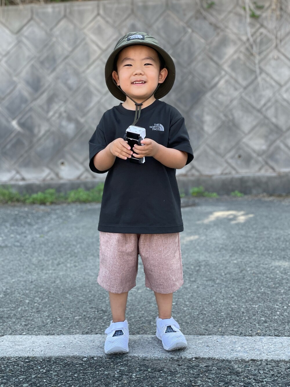 「着回しコーデ、NIKE、ハット、Tシャツ、THE NORTH FACE、キッズファッション、夏コーデ、おしゃれさんと繋がりたい、3歳、休日スタイル、ハーフパンツ、初夏コーデ」｜「THE NORTH FACEのTHE NORTH FACE Kids Camp Side Hat NNJ02314（ハット、グリーン系）」を使った、蒼さん（キッズ・90cm）の春コーディネートの1枚目の写真