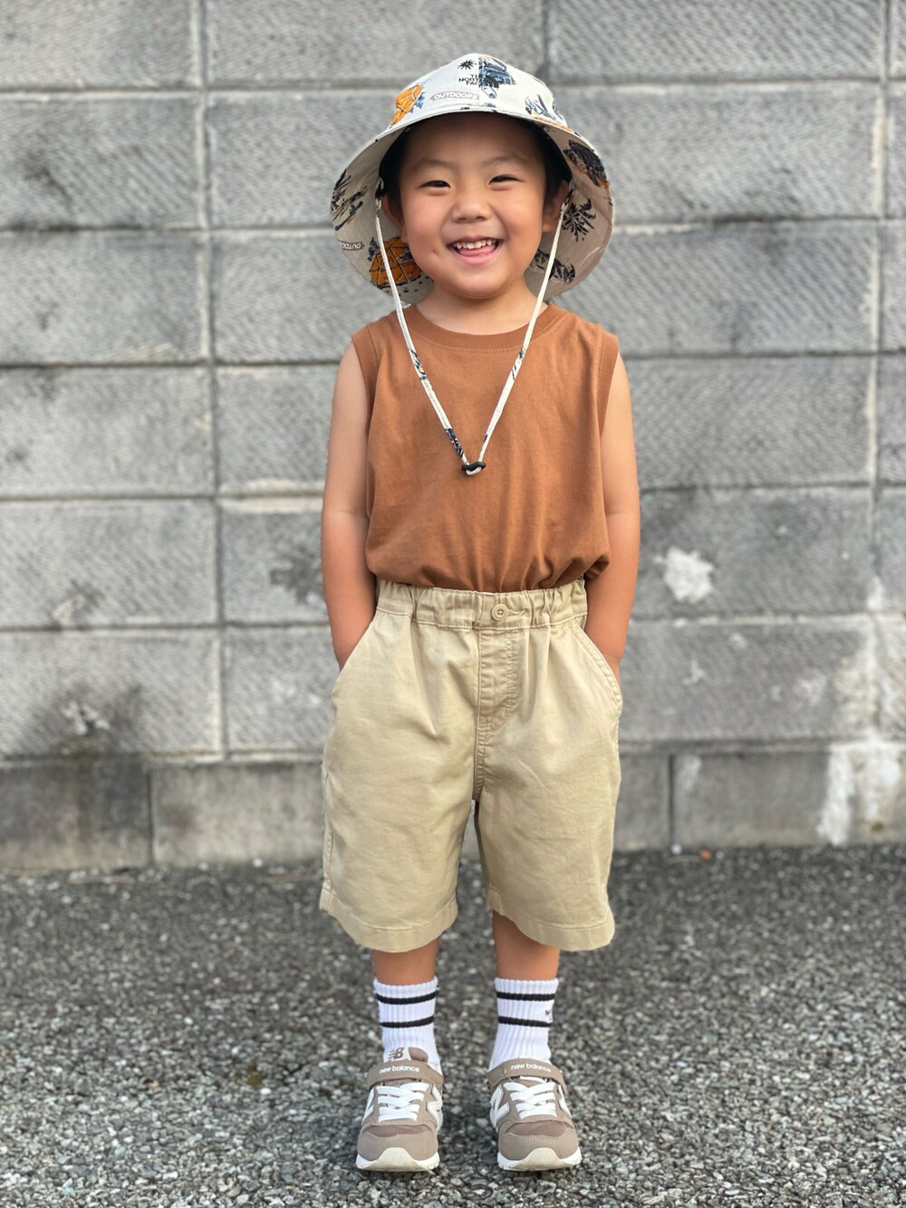 「ブラウン、バケットハット、カラーパンツ、カジュアル、アウトドアスタイル、ショートパンツ、スニーカー、プチプラ、カラー×コーデ、まだまだ暑い、キッズコーデ、ワントーンコーデ、タンクトップ、夏コーデ、秋コーデ」｜「THE NORTH FACEのTHE NORTH FACE:サマー クーリング ハット（ハット、ホワイト系）」を使った、蒼さん（キッズ・90cm）の秋コーディネートの1枚目の写真